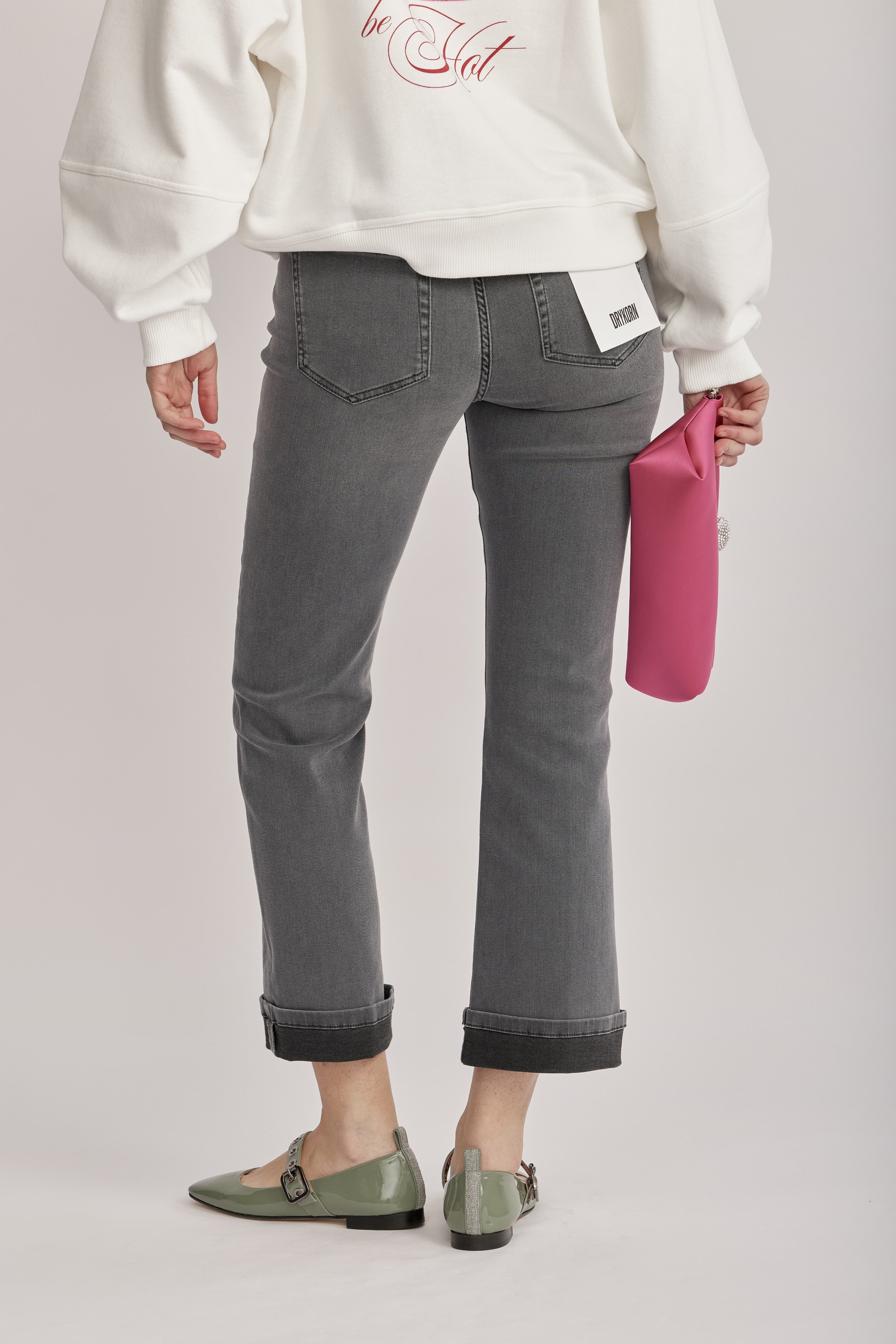 ג'ינס מבית המותג DRYKORN, בצללית נשית ומחמיאה, עשוי בד דנים איכותי, רך ואלסטי. גזרת Slim Fit, צמודה לאורך הירך, ומתרחבת בהדרגה לכיוון המכפלת. גובה מותן סטנדרטי ואורך רגל מלא. עיצוב 5 כיסים קלאסי, סגירה באמצעות רוכסן וכפתור, ולולאות לחגורה.הג'ינסים של דרייקורן ידועים בסטייל קלאסי ועל-זמני, וגזרות ועיצובים חדשניים, תוך שימוש בחומרים האיכותיים ביותר, והקפדה על תהליכי ייצור השומרים על ערכי קיימות - מה שמבטיח לך פריט אייקוני שילווה אותך לאורך שנים.הרכב: 47% ליוסל, 24% כותנה, 16% פוליאסטר, 11% מודל, 2% אלסטןהדוגמנית בגובה 1.75 ולובשת מידה 27 של דרייקורן