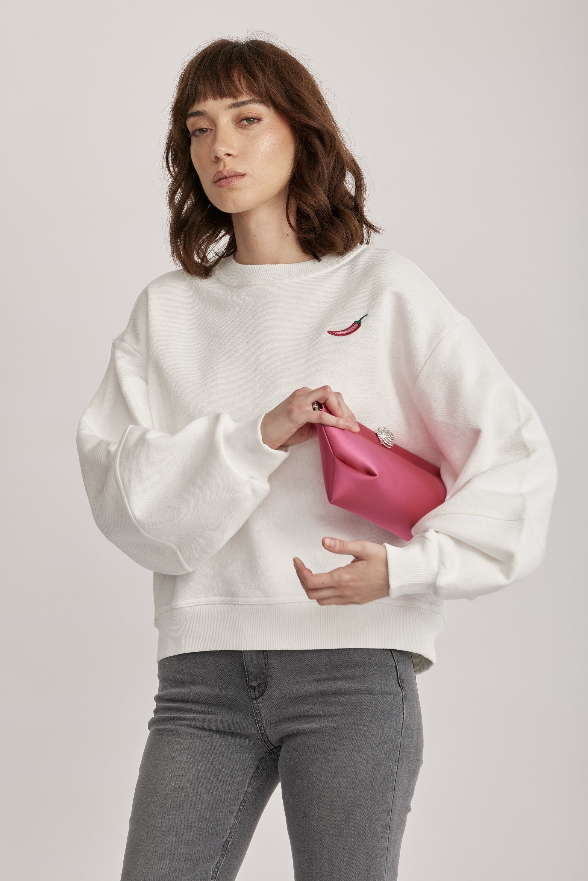 סווטשירט מבית המותג RIANI, מבד כותנה ג'רזי רך ואיכותי, בסטייל קז'ואל אופנתי, עם פרינט צ'ילי גדול בגב, ועיטור קטן בחזית. גזרה רחבה באורך המותן, עם צווארון עגול.הרכב: 100% כותנה אורגניתהדוגמנית בגובה 1.75 ולובשת מידה 36 אירופאית