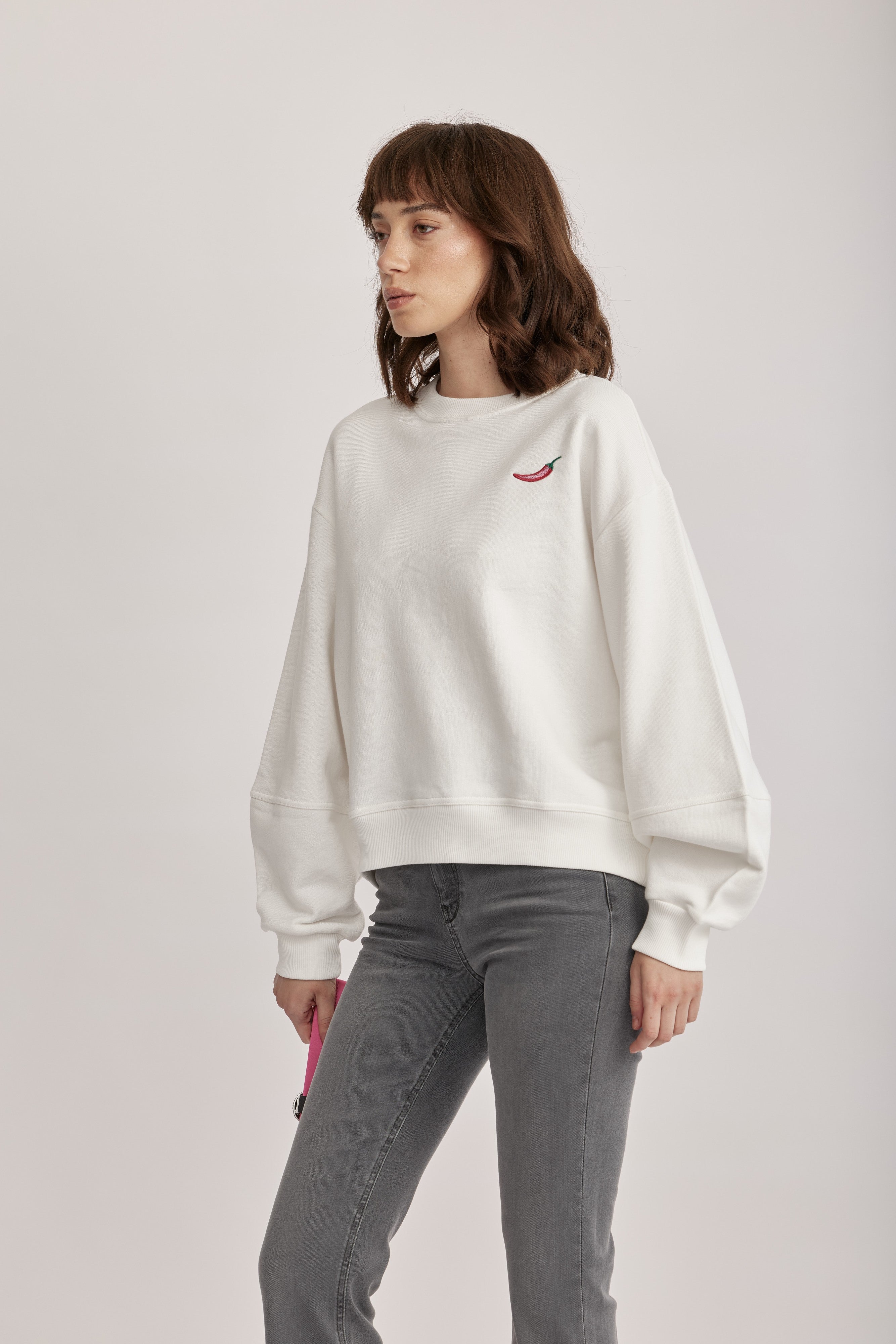 סווטשירט מבית המותג RIANI, מבד כותנה ג'רזי רך ואיכותי, בסטייל קז'ואל אופנתי, עם פרינט צ'ילי גדול בגב, ועיטור קטן בחזית. גזרה רחבה באורך המותן, עם צווארון עגול.הרכב: 100% כותנה אורגניתהדוגמנית בגובה 1.75 ולובשת מידה 36 אירופאית