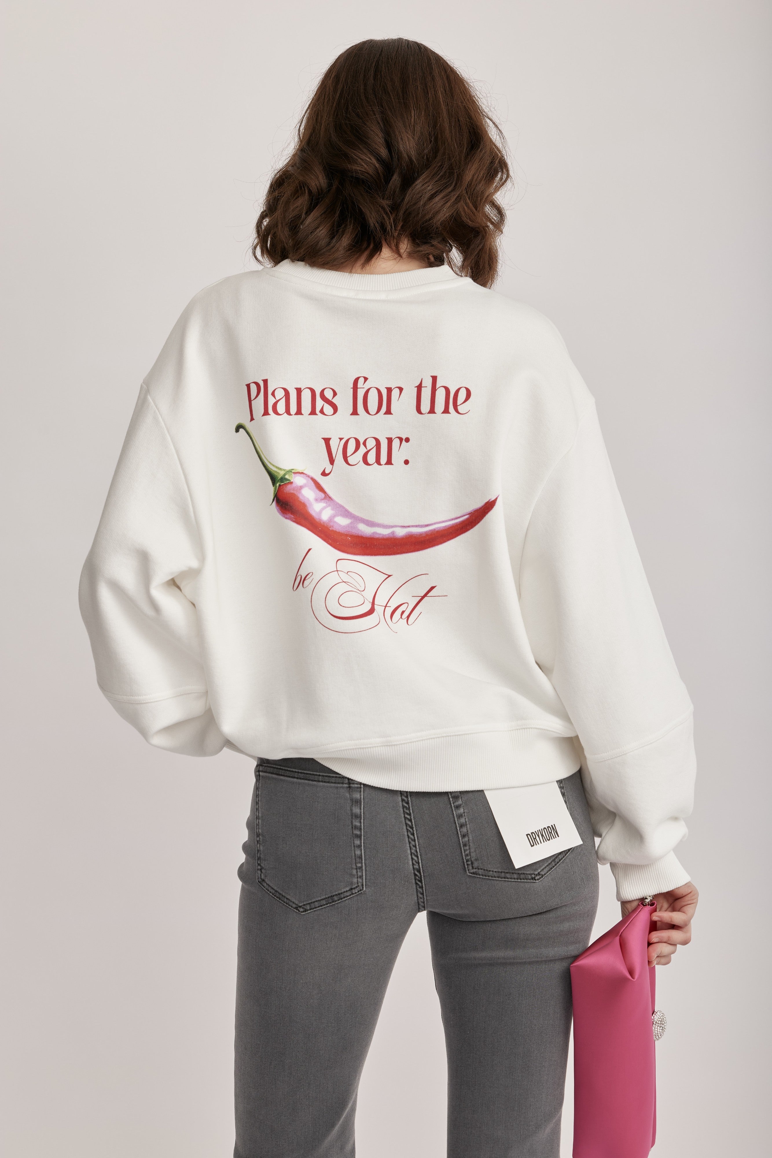 סווטשירט מבית המותג RIANI, מבד כותנה ג'רזי רך ואיכותי, בסטייל קז'ואל אופנתי, עם פרינט צ'ילי גדול בגב, ועיטור קטן בחזית. גזרה רחבה באורך המותן, עם צווארון עגול.הרכב: 100% כותנה אורגניתהדוגמנית בגובה 1.75 ולובשת מידה 36 אירופאית