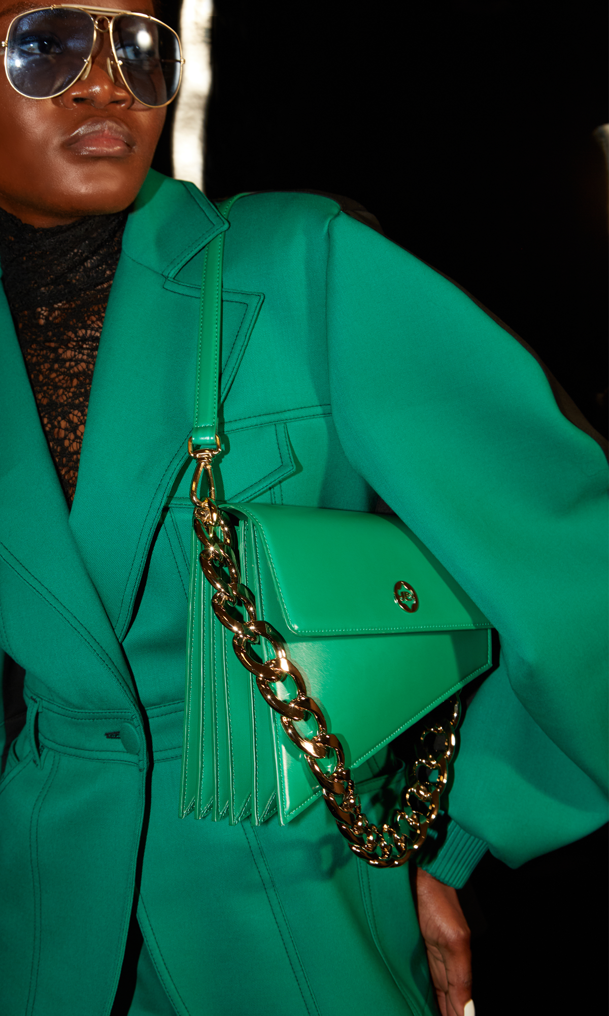 תיק כתף בצורה אלכסוניתהרכב: 18% פוליאמיד, 82% פוליאוריטןמידות התיק: 26 ס"מ רוחב, 21 ס"מ גובה, 7 ס"מ עומק