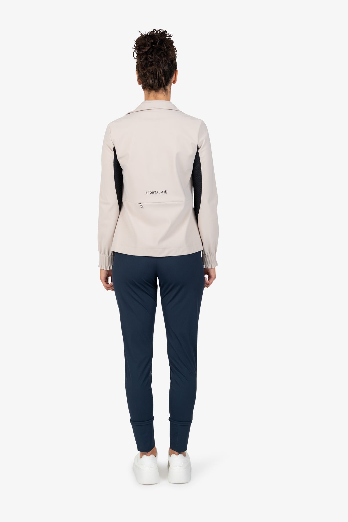 ז'קט עם צווארון עומד עם כיסי צד וסגירת רוכסןהרכב: 73% פוליאמיד, 27% אלסטן