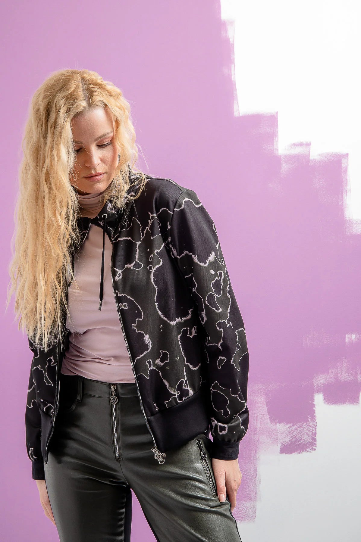 סווטישרט עם רוכסן דו צדדי בהדפס שחור לבןהרכב: 90% פוליאוריטן, 10% אלסטןהדוגמנית בגובה 1.78 ולובשת מידה 36 אירופאית