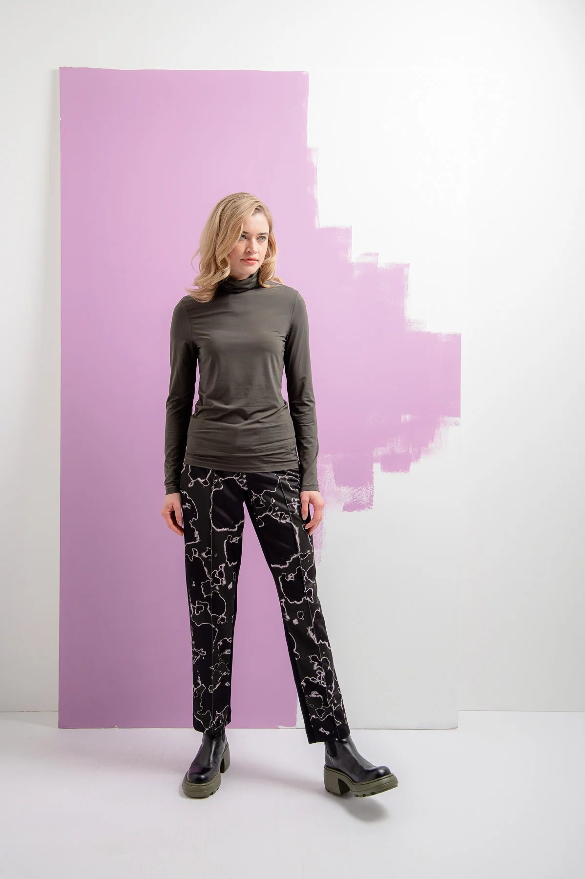 מכנסי לאונג' במראה מחוייט עם רצועת גומי במותןהרכב: 86% פוליאמיד, 14% אלסטןהדוגמנית בגובה 1.78 ולובשת מידה 36 אירופאית