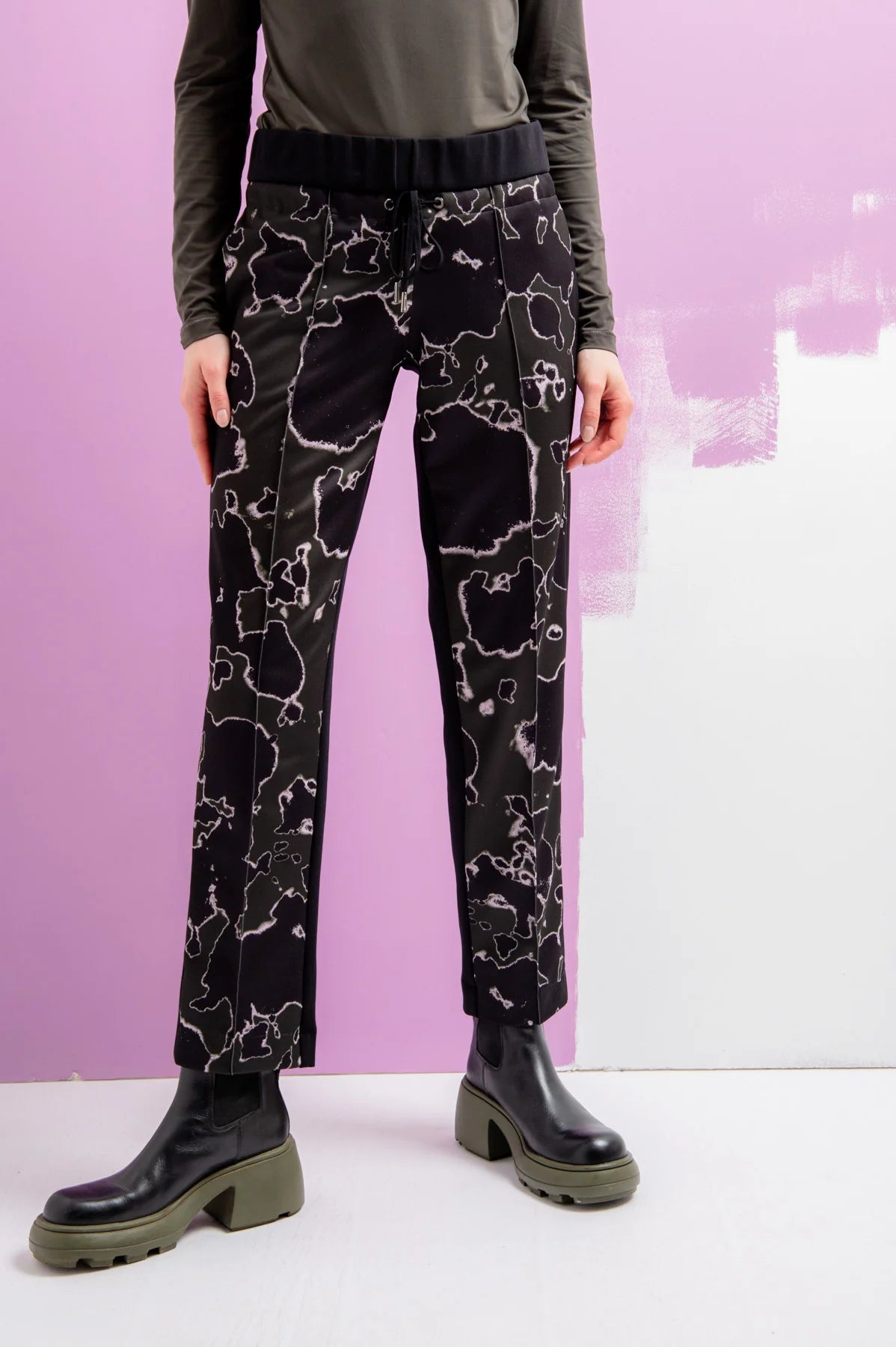 מכנסי לאונג' במראה מחוייט עם רצועת גומי במותןהרכב: 86% פוליאמיד, 14% אלסטןהדוגמנית בגובה 1.78 ולובשת מידה 36 אירופאית