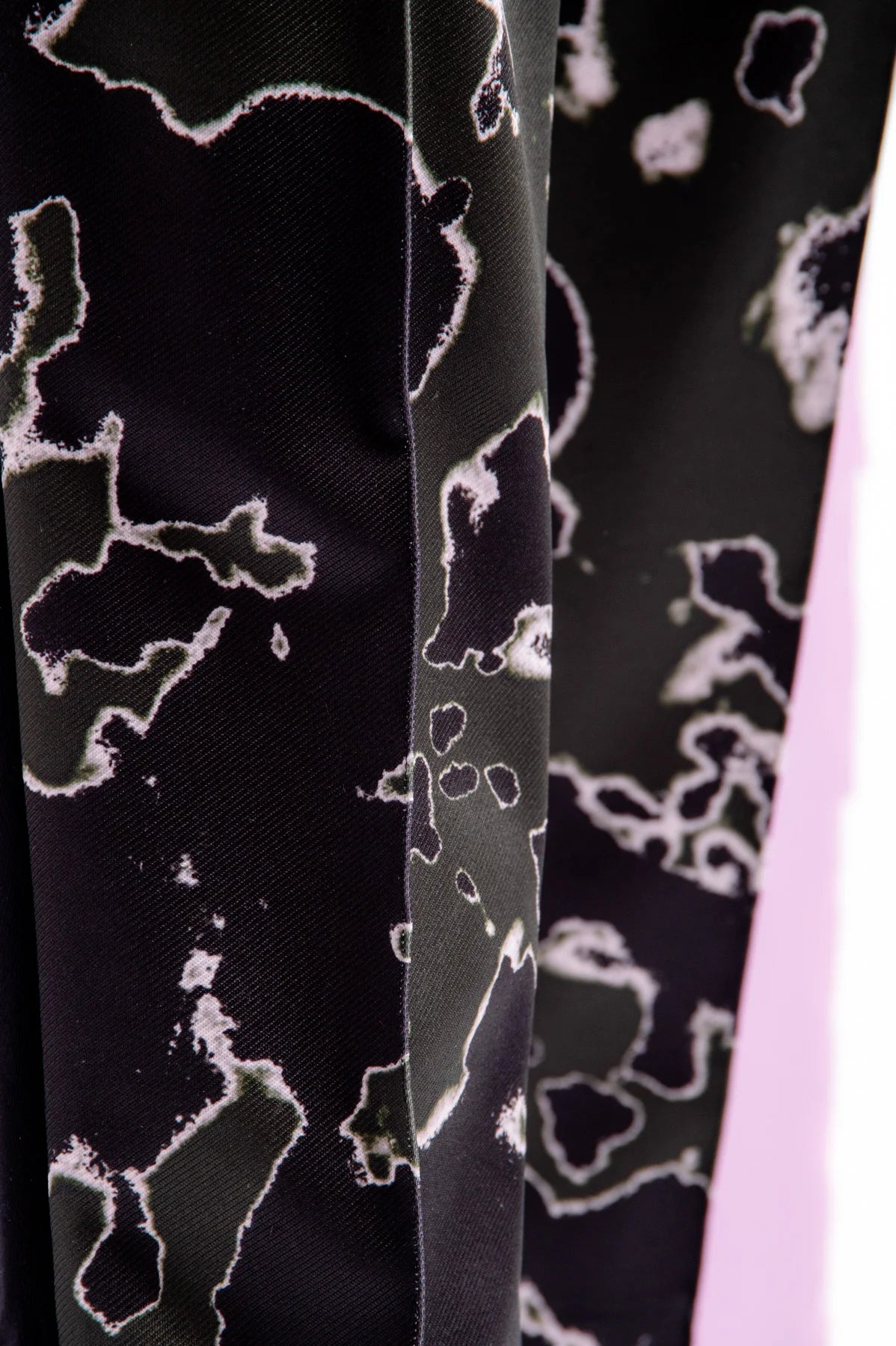 מכנסי לאונג' במראה מחוייט עם רצועת גומי במותןהרכב: 86% פוליאמיד, 14% אלסטןהדוגמנית בגובה 1.78 ולובשת מידה 36 אירופאית