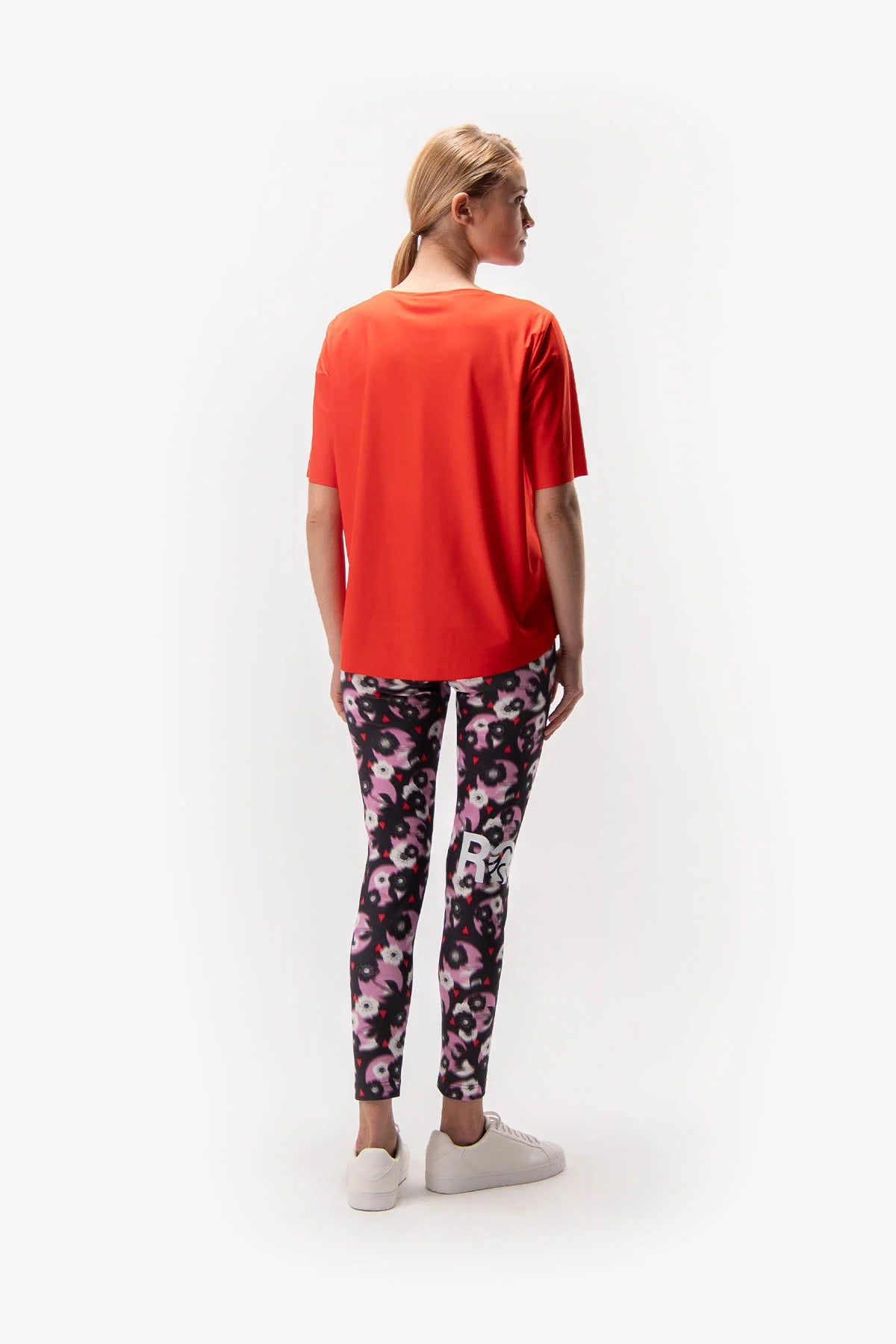 מכנסי טייץ' עם הדפסהרכב: 80% פוליאמיד, 20% אלסטןהדוגמנית בגובה 1.76 ולובשת מידה 36 אירופאית