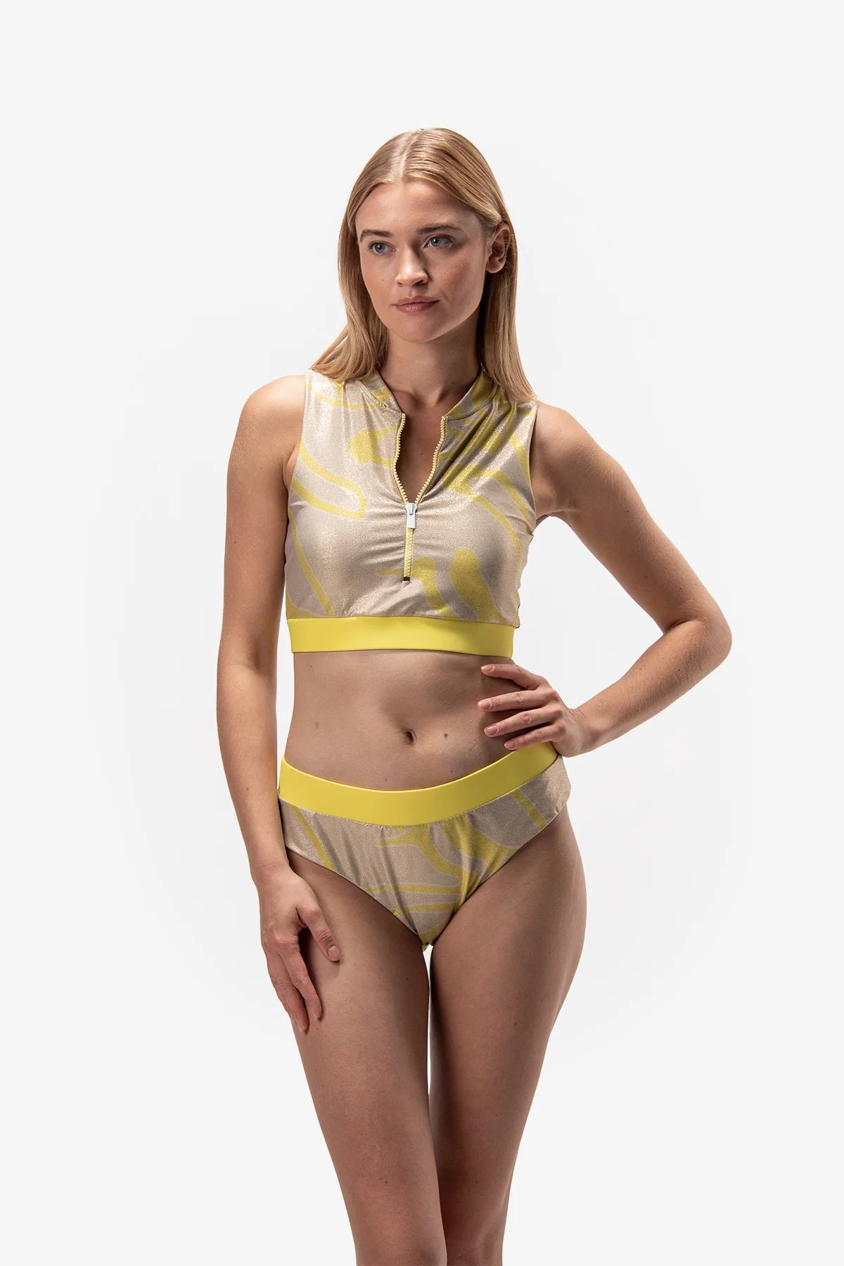 חזיית ביקיני עם סגירת רוכסןהרכב: 67% פוליאסטר, 21% פוליאמיד, 12% אלסטןהדוגמנית בגובה 1.75 ולובשת מידה 36 אירופאית