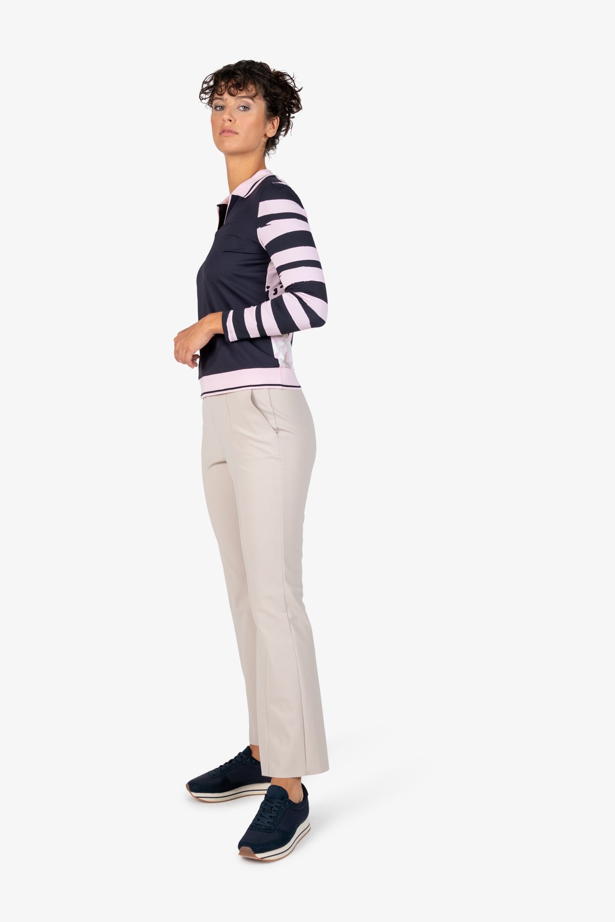 מכנסיים מבד ג'רזי עם רצועת גומי אלסטית בחלק האחוריהרכב: 73% פוליאמיד, 27% אלסטן