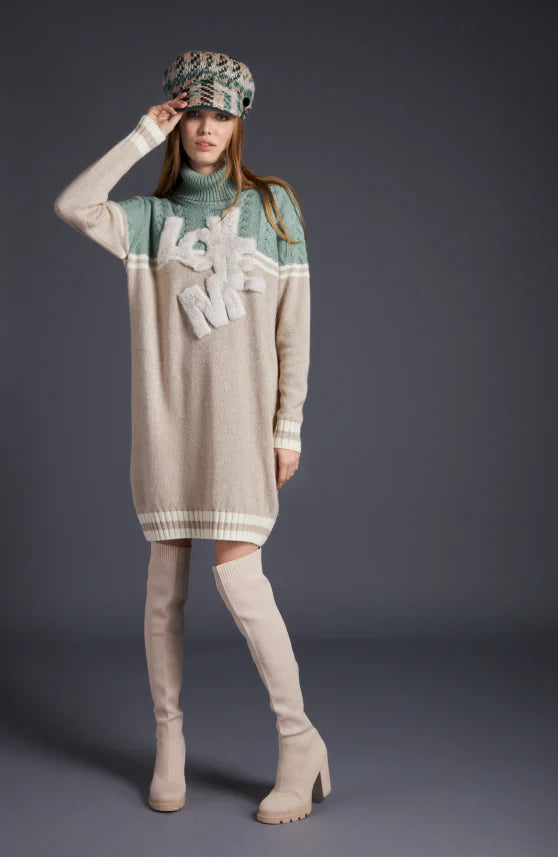 שמלת סריג עם צווארון גולף באורך מידיהרכב: 82% אקריליק, 18% פוליאסטרהדוגמנית בגובה 1.78 ולובשת מידה 42 איטלקית