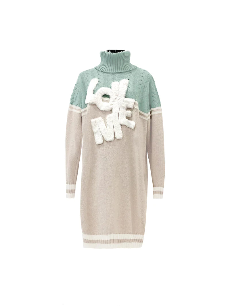 שמלת סריג עם צווארון גולף באורך מידיהרכב: 82% אקריליק, 18% פוליאסטרהדוגמנית בגובה 1.78 ולובשת מידה 42 איטלקית