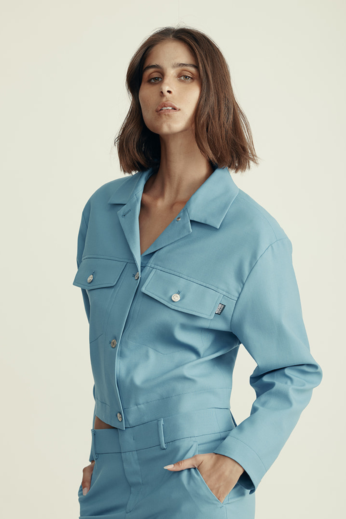 ז'קט בגזרת קרופ מקולקציית MOSCHINO Jeansהרכב: 54% פוליאמיד, 44% צמר, 2% אלסטןהדוגמנית בגובה 1.80 ולובשת מידה 42 איטלקית