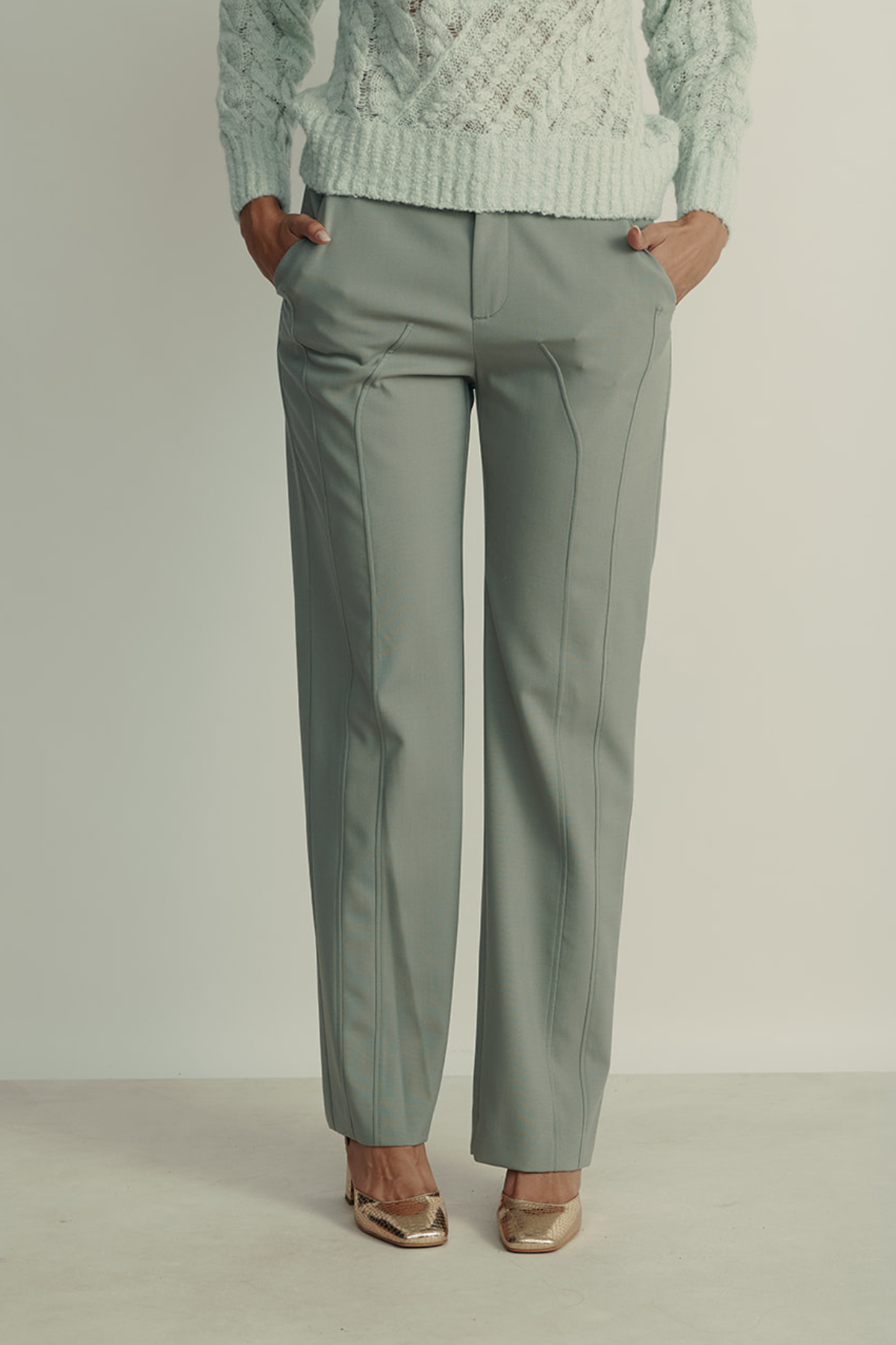 מכנסיים מחוייטים מקולקציית MOSCHINO Jeans עם תפירה מיוחדת בחלק הקידמיהרכב: 55% פוליאסטר, 43% צמר וירג'ין, 2% אלסטיהדוגמנית בגובה 1.80 ולובשת מידה 42 איטלקית