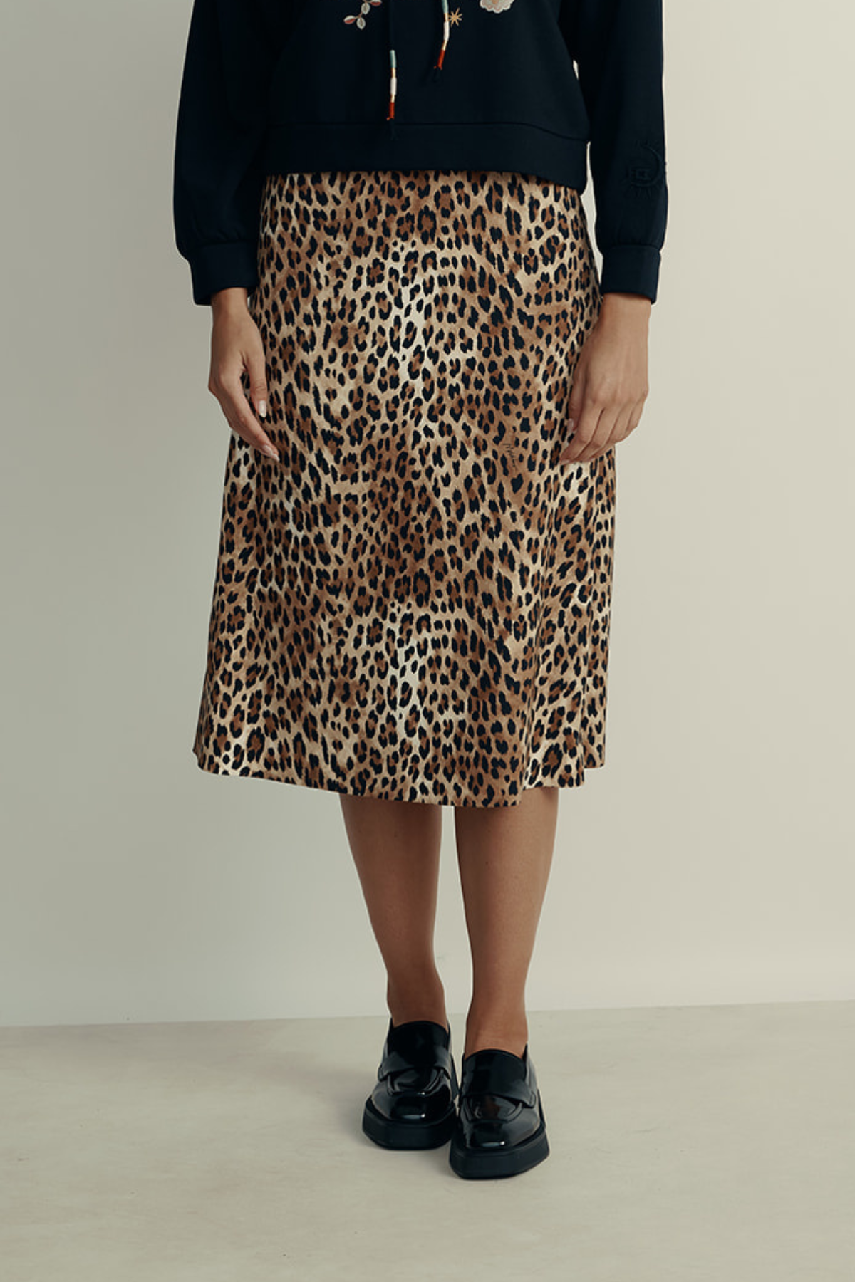 חצאית מידי בגזרת A עם הדפס מנומרהרכב: 936% ויסקוזה, 5% צמר וירג'ין, 25% אלסטןהדוגמנית בגובה 1.80 ולובשת מידה 42 איטלקית