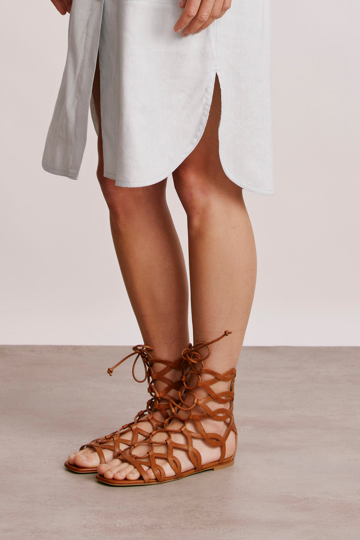 סנדלי גלדיאטור שטוחיםהרכב: 100% עור