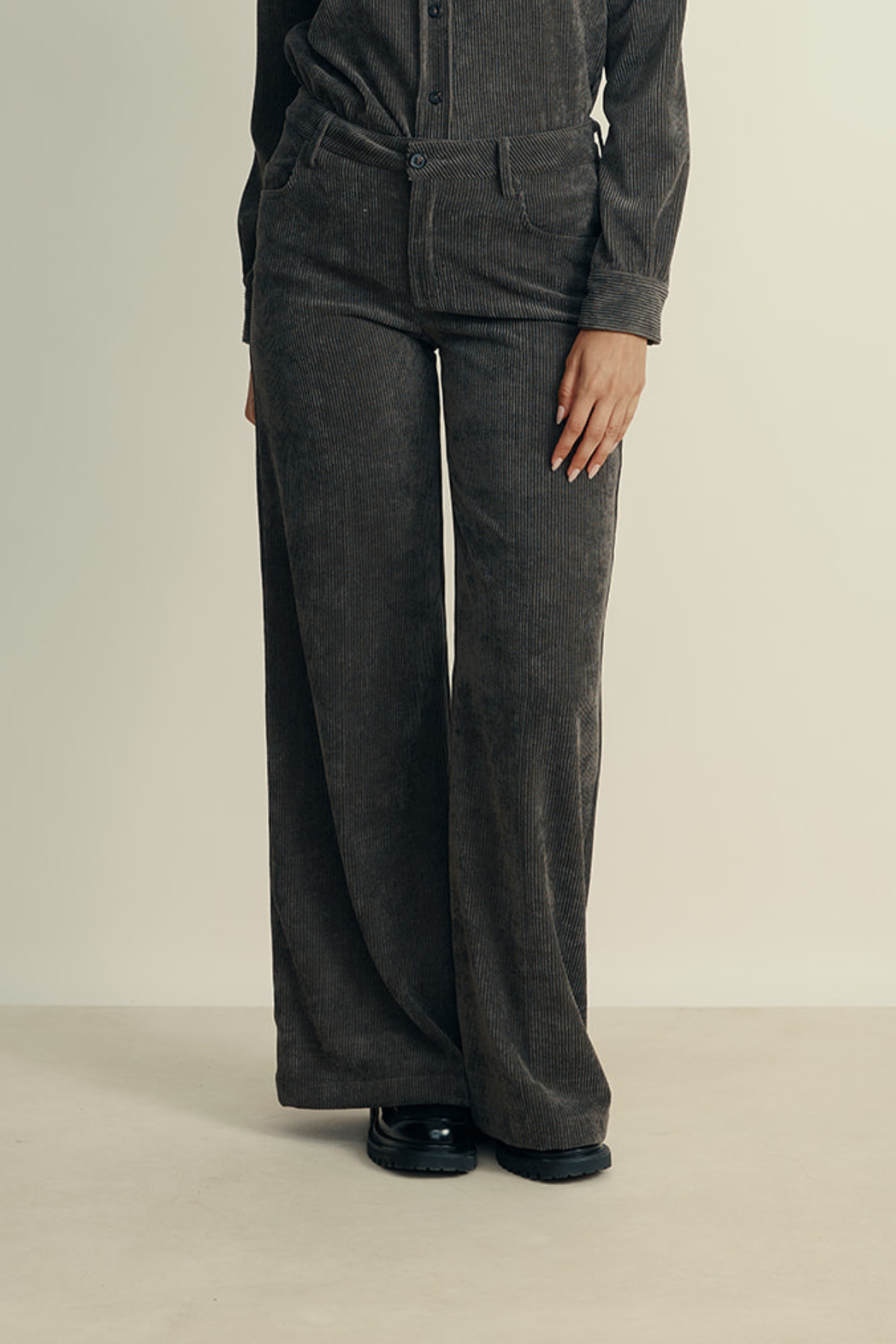 מכנסי קורדרוי רחביםהרכב: 82% פוליאסטר, 15% פוליאמיד, 3% אלסטן; בד משני: 100% כותנההדוגמנית בגובה 1.80 ולובשת מידה 42 איטלקית