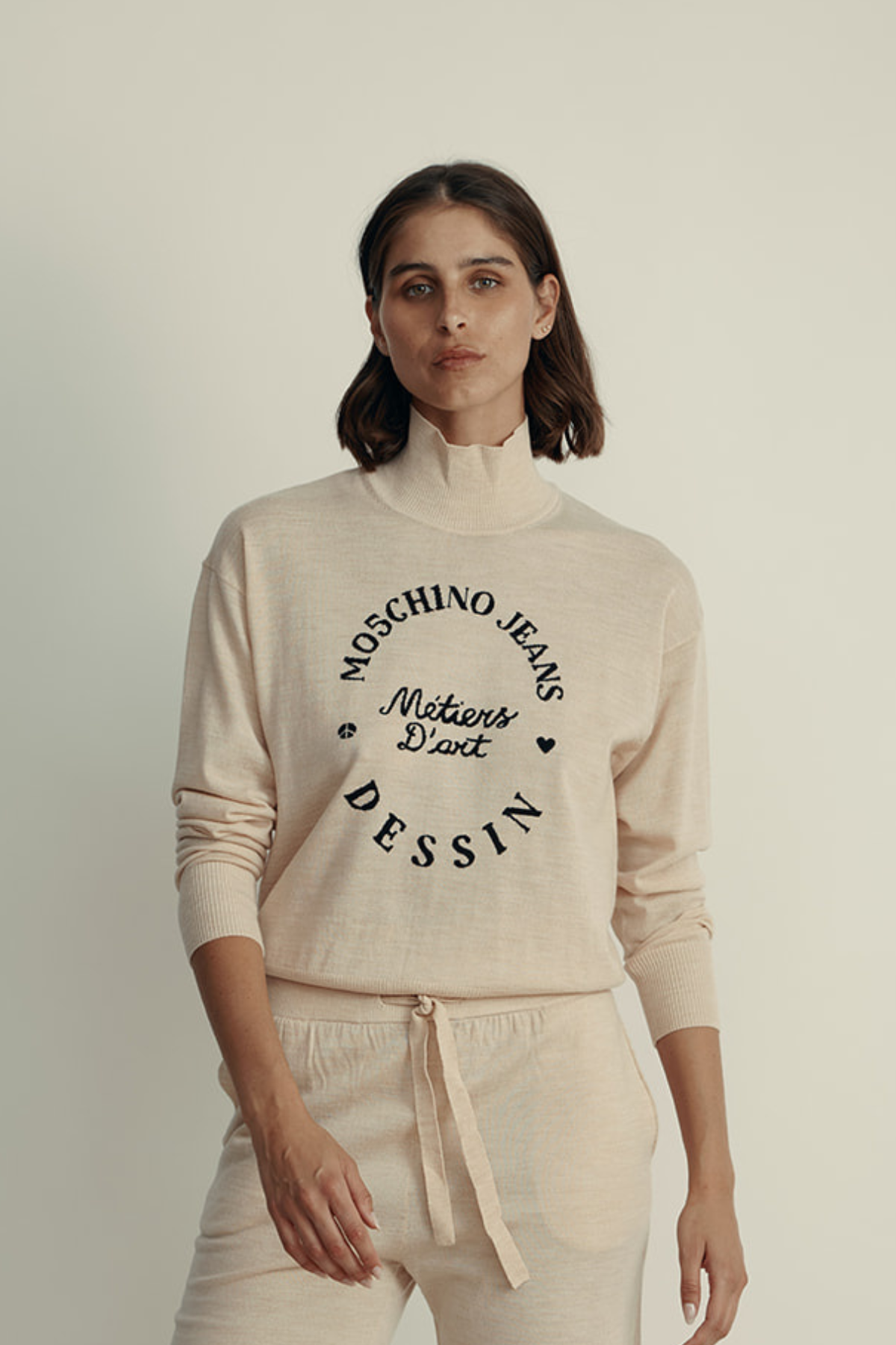 סוודר צמר עם הדפס מונוגרם מקולקציית MOSCHINO Jeansהרכב: 100% צמר וירג'יןהדוגמנית בגובה 1.80 ולובשת מידה S