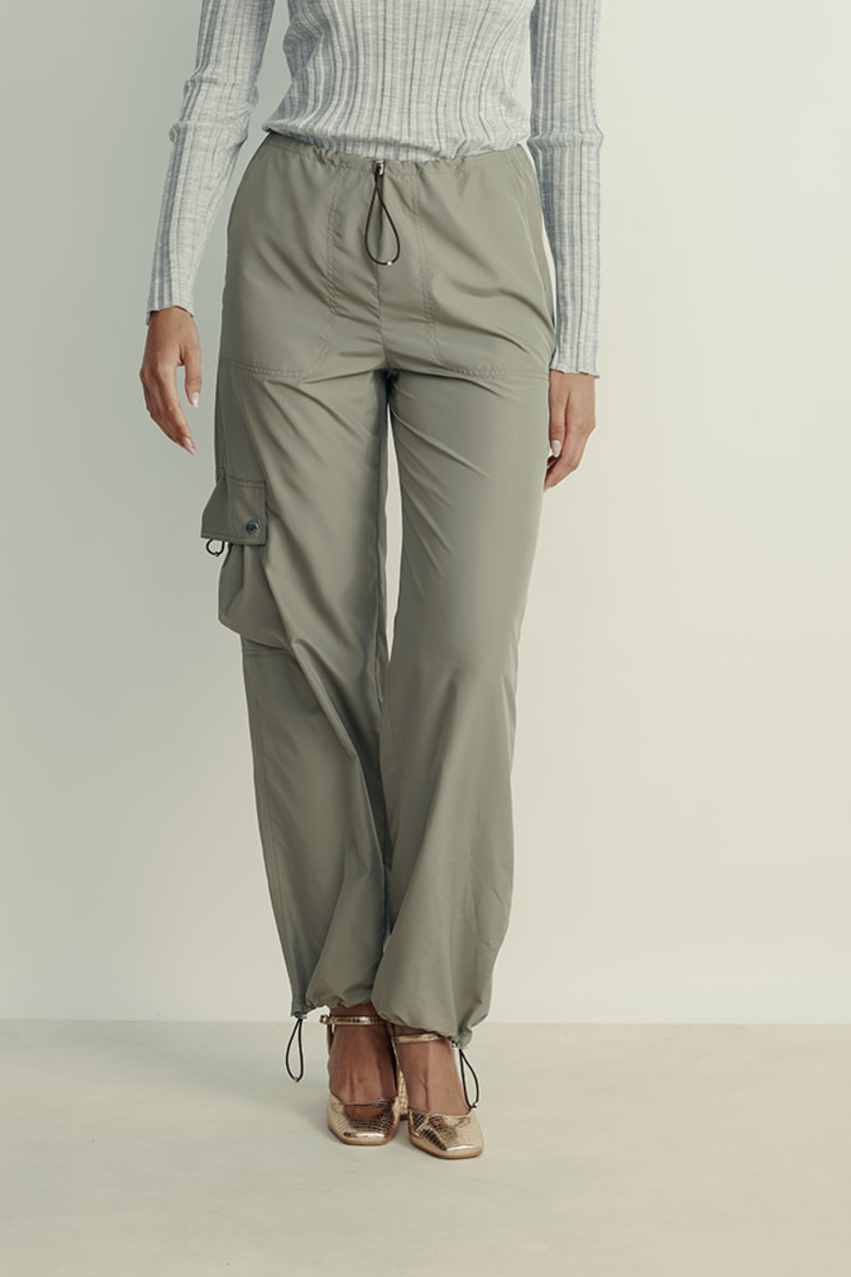 מכנסי קרגו עם שרוך הידוק במותניים וברגלייםהרכב: 100% פוליאסטרהדוגמנית בגובה 1.80 ולובשת מידה 42 איטלקית