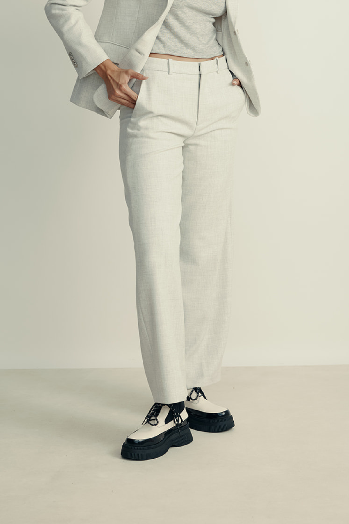 מכנסיים מחוייטים רחביםהרכב: 62% פוליאסטר (ממוחזר), 26% ויסקוזה, 9% צמר, 3% אלסטןהדוגמנית בגובה 1.80 ולובשת מידה 27 של דרייקורן