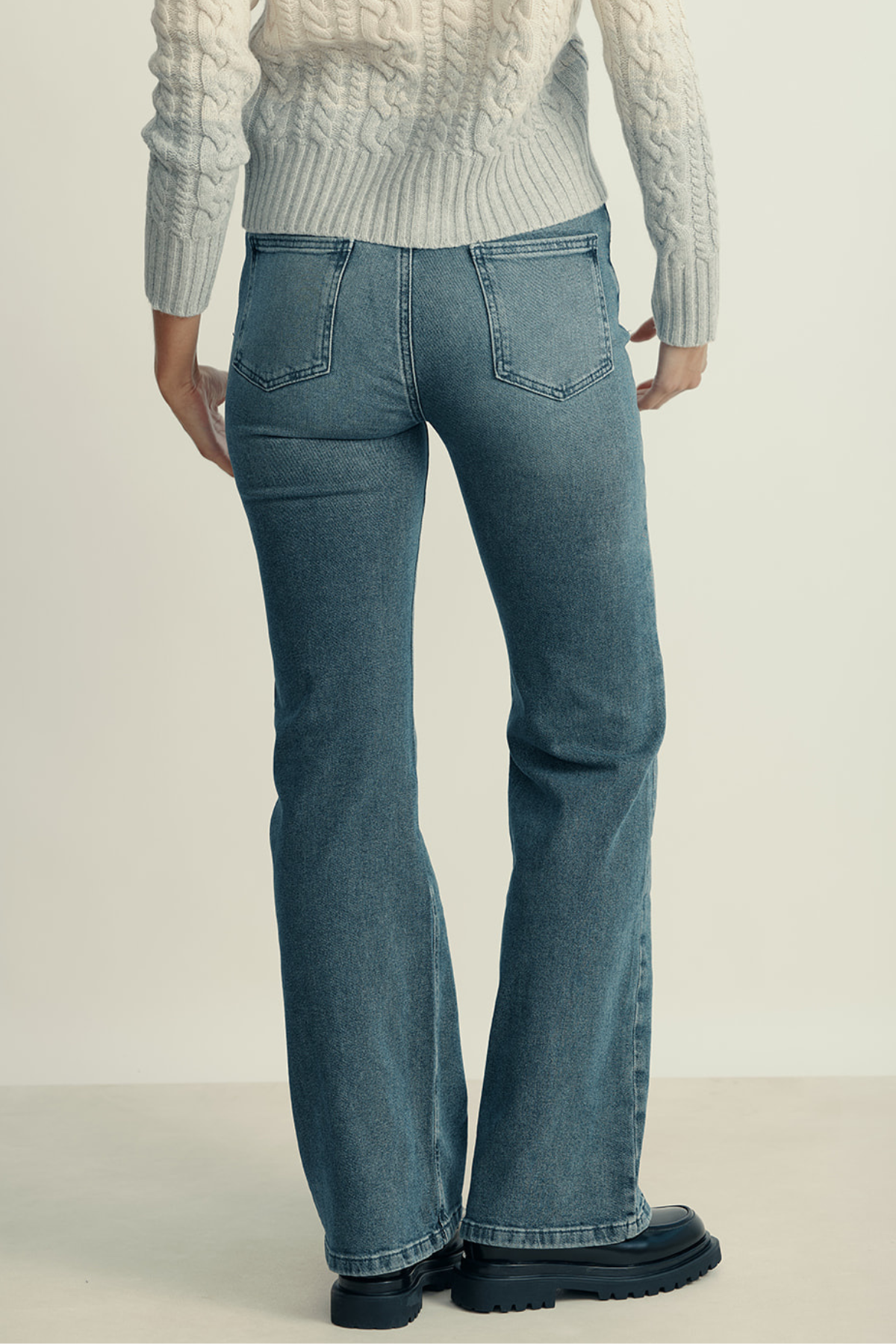 מכנסי ג'ינס מקולקציית MOSCHINO Jeans עם סיומת מתרחבת ועיטור פאטץ' בכיס הקידמיהרכב: 98% כותנה, 2% אלסטןהדוגמנית בגובה 1.80 ולובשת מידה 27