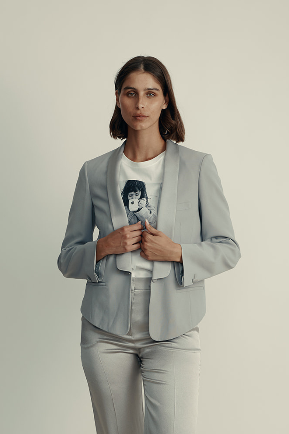 ז'קט מחוייט מסאטן בגזרת טוקסידו הרכב: 74% אצטט, 26% ויסקוזההדוגמנית בגובה 1.80 ולובשת מידה 42 איטלקית