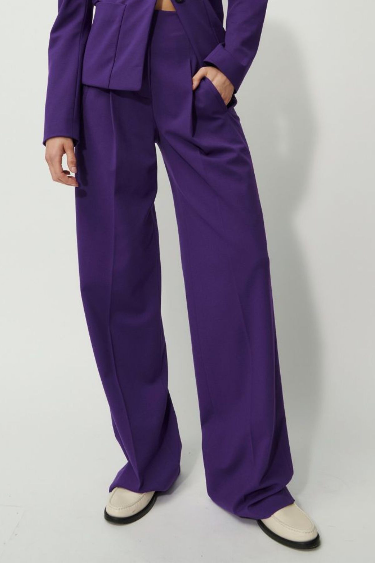 מכנסיים בגזרה גבוהה במראה מחוייטהרכב: 56% ויסקוזה, 36% פוליאמיד, 8% אלסטןהדוגמנית בגובה 1.78 ולובשת מידה 36 אירופאית