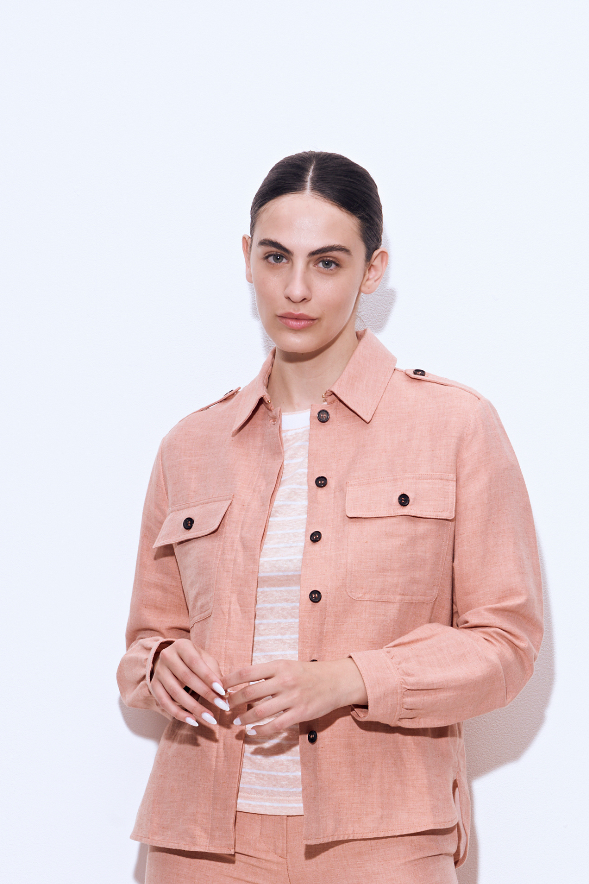 חולצה מכופתרת דקה בגזרה ישרההרכב: 55% פשתן, 45% כותנההדוגמנית בגובה 1.75 ולובשת מידה 40 איטלקית