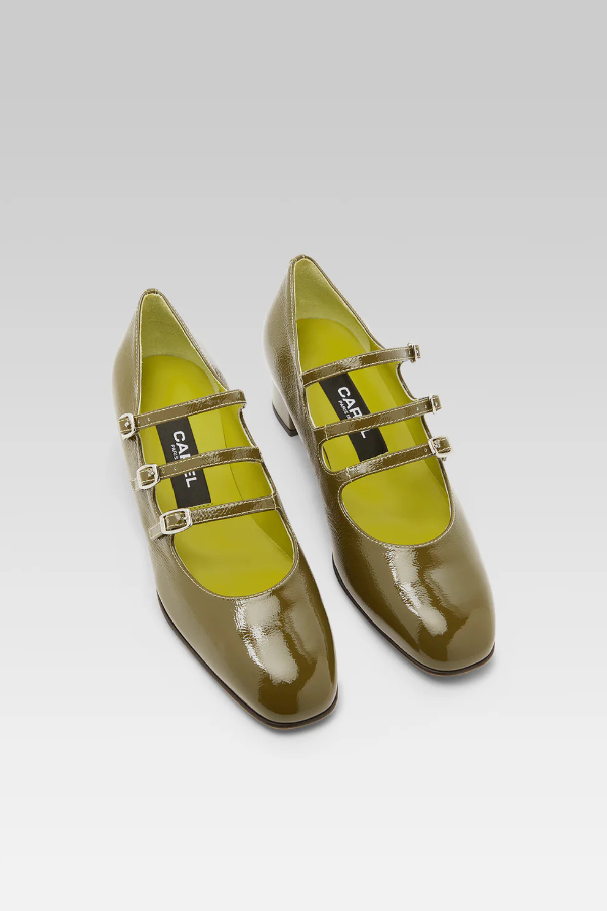 נעלי עקב מעור בצבע ירוק חאקי עם 3 רצועותהרכב: 100% עור עם סוליית עורגובה העקב: 4 ס"מ