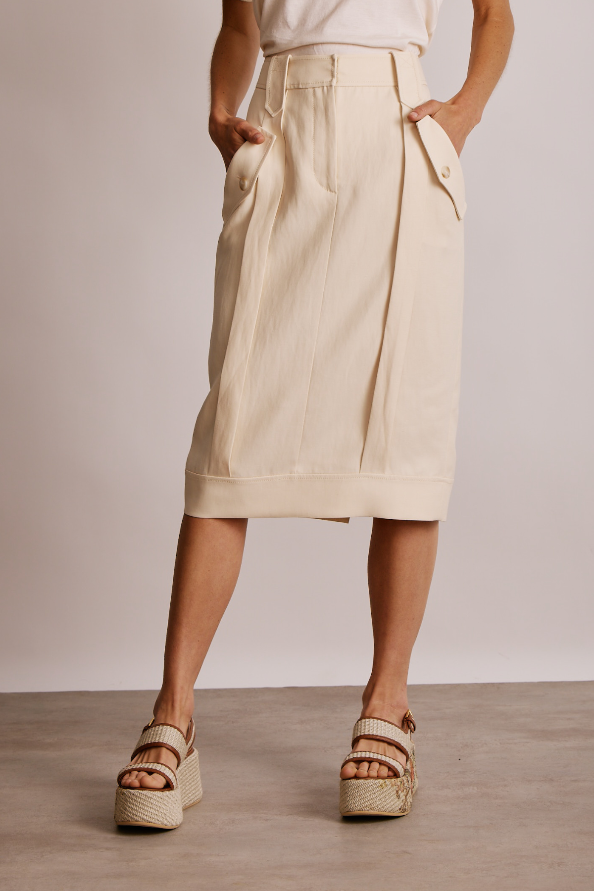 חצאית מחוייטת עם כיסים בגזרה צרההרכב: 85% ויסקוזה, 15% פשתןהדוגמנית בגובה 1.80 ולובשת מידה 40 איטלקית