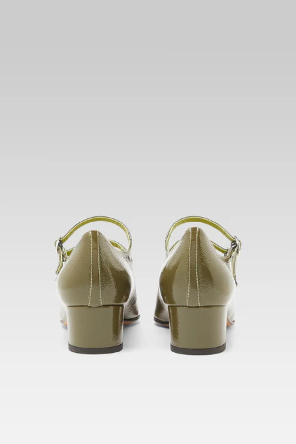 נעלי עקב מעור בצבע ירוק חאקי עם 3 רצועותהרכב: 100% עור עם סוליית עורגובה העקב: 4 ס"מ