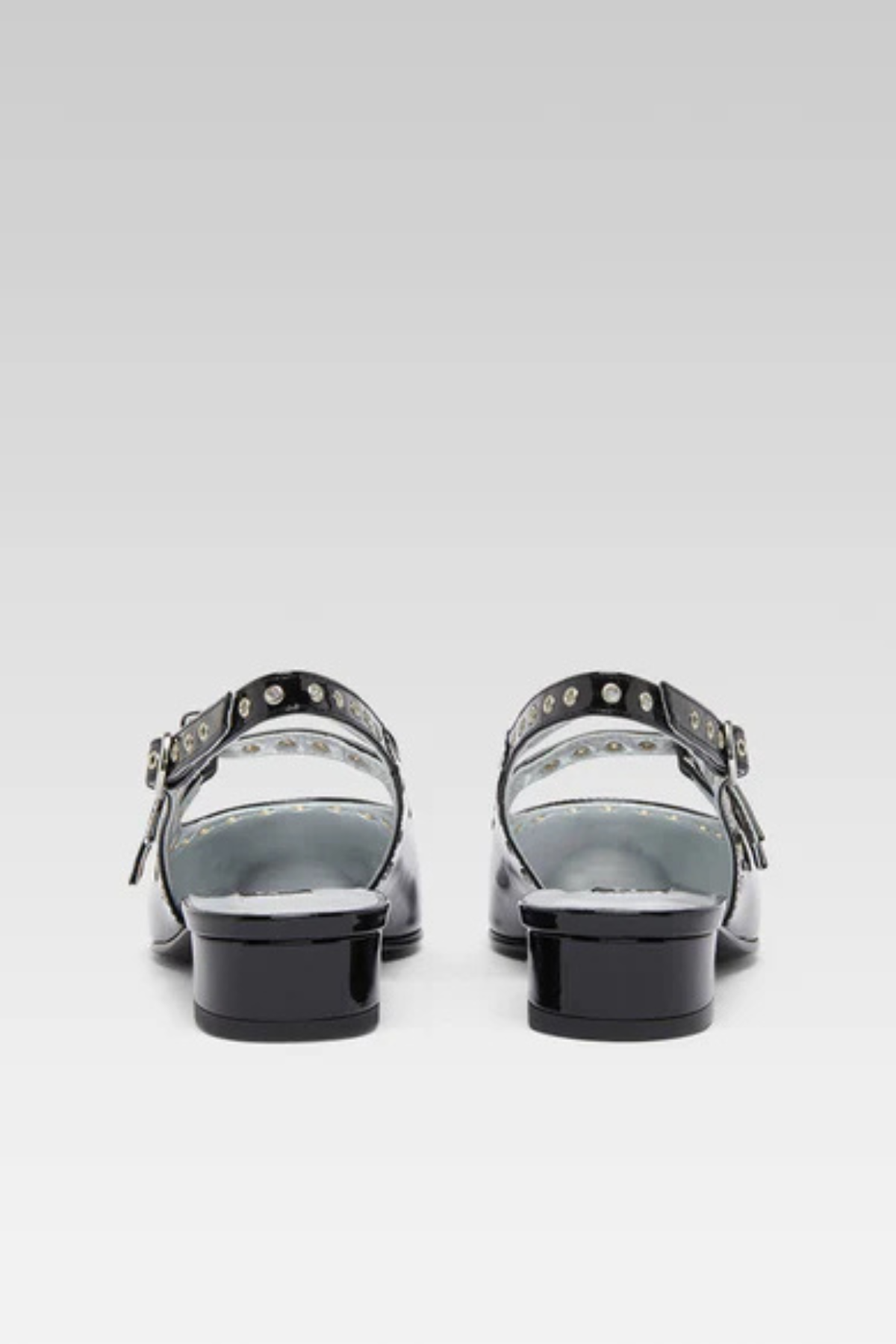 נעלי עקב מעור שחור בציפוי לקה מעוטר באלמנטים מתכתיים עם 2 רצועותהרכב: עור עם סוליית עורגובה העקב: 2 ס"מ