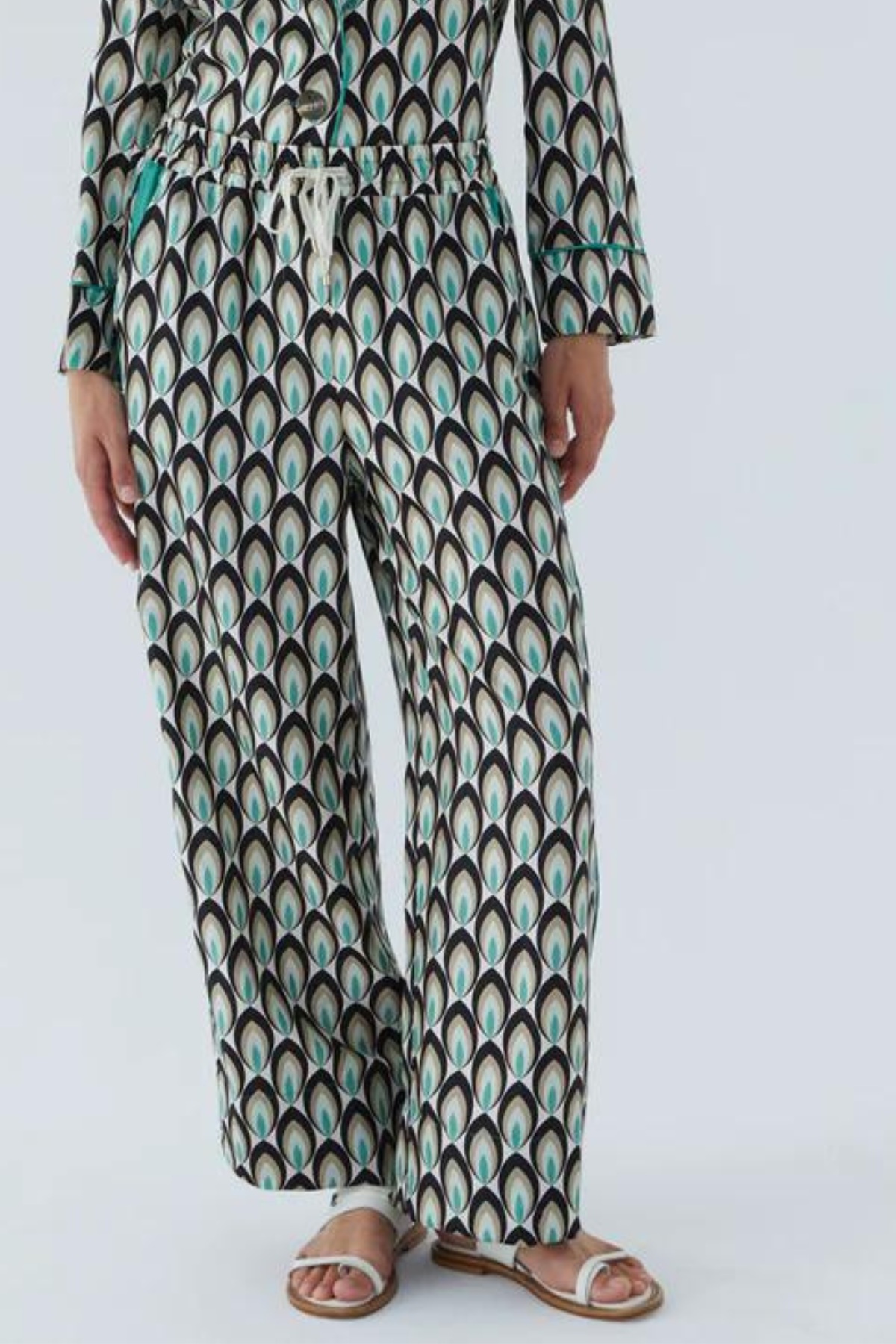 מכנסי לאונג' עם הדפס טווסהרכב: 72% משי, 17% אצטט, 9% כותנה, 1% פוליאסטר, 1% ויסקוזההדוגמנית בגובה 1.75 ולובשת מידה 40 איטלקית