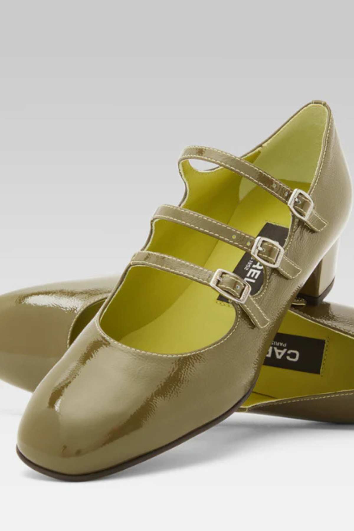 נעלי עקב מעור בצבע ירוק חאקי עם 3 רצועותהרכב: 100% עור עם סוליית עורגובה העקב: 4 ס"מ