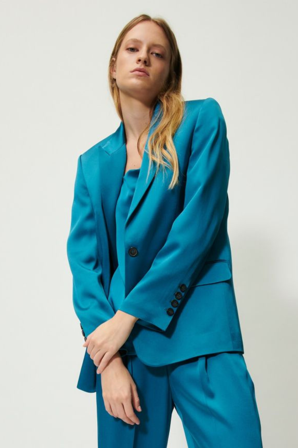 בלייזר סאטן אלגני סינגל ברסטהרכב: 71% אצטט, 29% ויסקוזה; בטנה: 57% ויסקוזה, 43% פוליאסטרהדוגמנית בגובה 1.78 ולובשת מידה 36 אירופאית