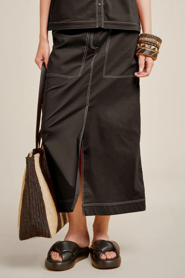 חצאית מידי שחורה משילוב כותנה עם תיפורים לבנים ומפתח קדמי