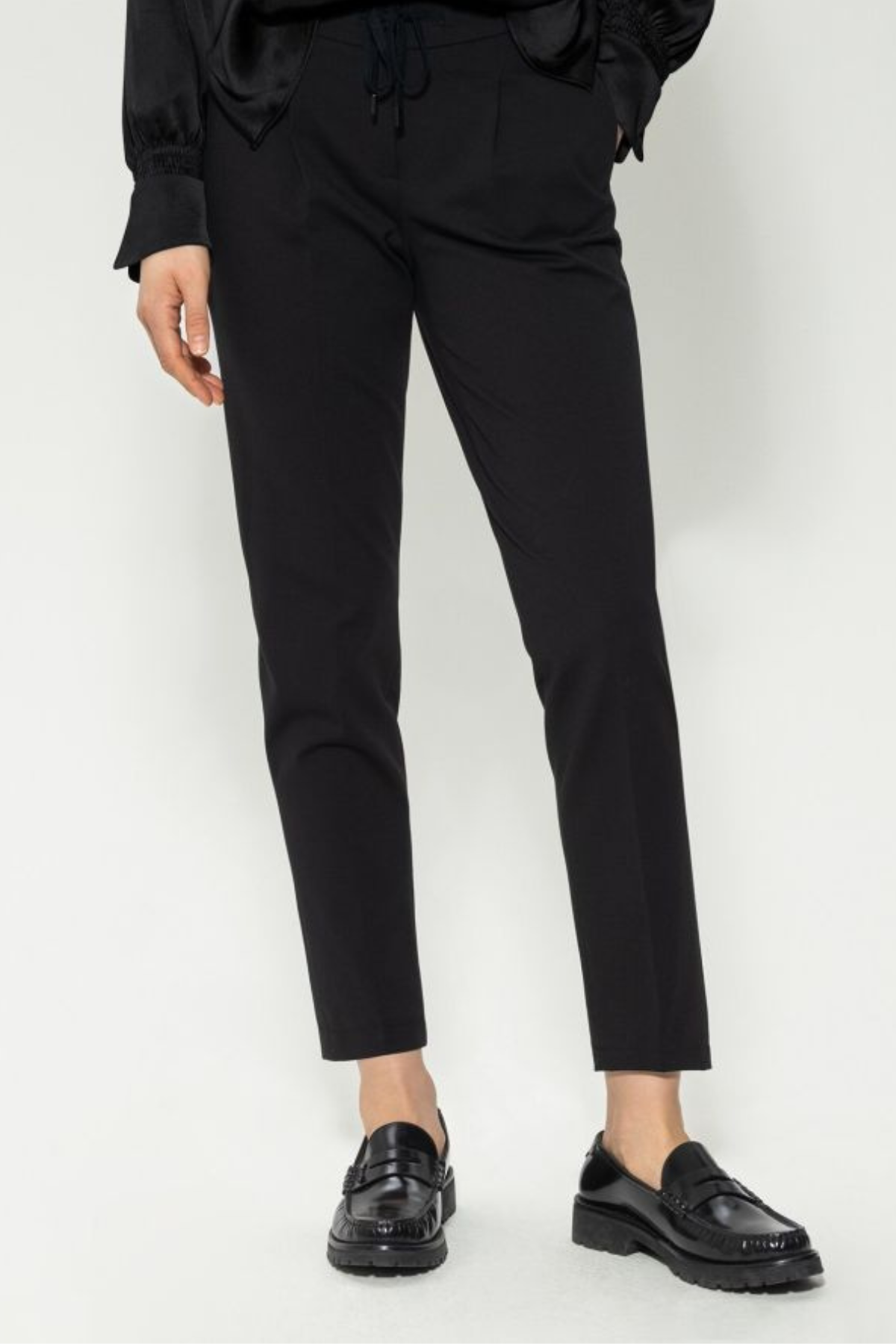 מכנסי ג'וגר צרים במראה מחוייט עם שרוך קשירה במותןהרכב: 56% ויסקוזה, 36% פוליאמיד, 8% אלסטןהדוגמנית בגובה 1.78 ולובשת מידה 36 אירופאית