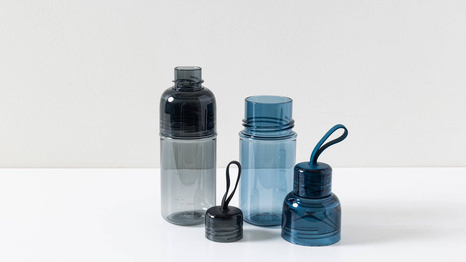 בקבוק ספורטיבי שקוף עם ידית נשיאה, בעל פתיחה כפולה להכנסת קרח של חברת KINTO עשוי מקופוליאסטר שקוף באיכות גבוהה, קל משקל ועמיד. המכסה נפתח בחצי טוויסט והפיה הצרה מאפשרת לשתות בצורה חלקה. בעל רצועה גמישה המאפשרת נשיאה קלה. מגיע במגוון צבעים בהשראת סצנות אורבניותהרכב: קופוליאסטר, סיליקוןהוראות איחסון: מיועד לעד 80 מעלות; הוראות ניקוי: מתאים לניקוי במדיח כלים, אין להשתמש במיקרוגל