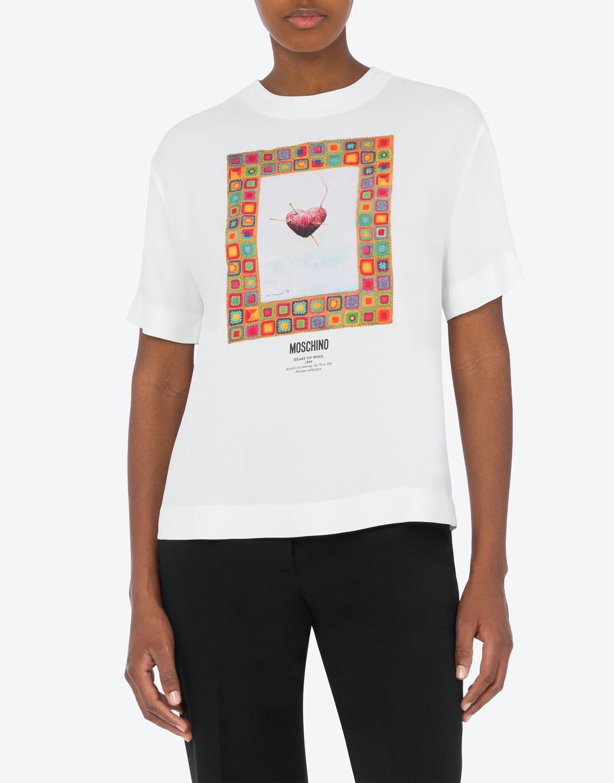 חולצת סאטן מקולקציית MOSCHINO COUTURE עם הדפס וסגירת רוכסן בגבהרכב: 70% אצטט, 30% ויסקוזההדוגמנית בגובה 1.78 ולובשת מידה 40 איטלקית