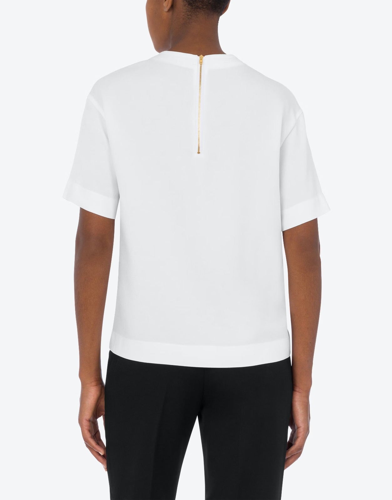 חולצת סאטן מקולקציית MOSCHINO COUTURE עם הדפס וסגירת רוכסן בגבהרכב: 70% אצטט, 30% ויסקוזההדוגמנית בגובה 1.78 ולובשת מידה 40 איטלקית