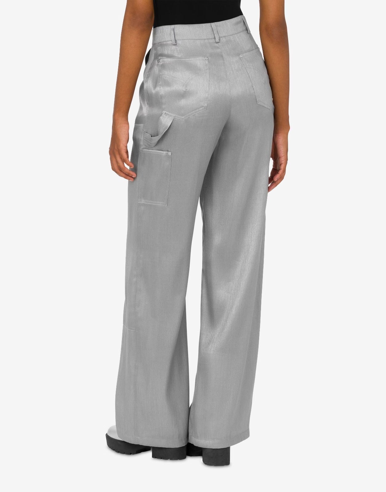 מכנסיים מחוייטים בגימור מבריקהרכב: 79% פוליאסטר, 21% משיהדוגמנית בגובה 1.78 ולובשת מידה 40 איטלקית