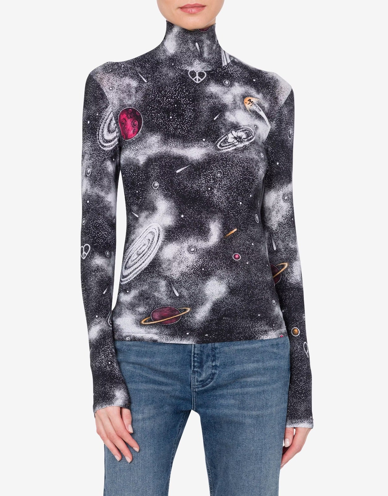 חולצת גולף מקולקציית MOSCHINO Jeans בגזרת סלים פיט עם הדפסהרכב: 73% פוליאמיד, 27% אלסטןהדוגמנית בגובה 1.78 ולובשת מידה S