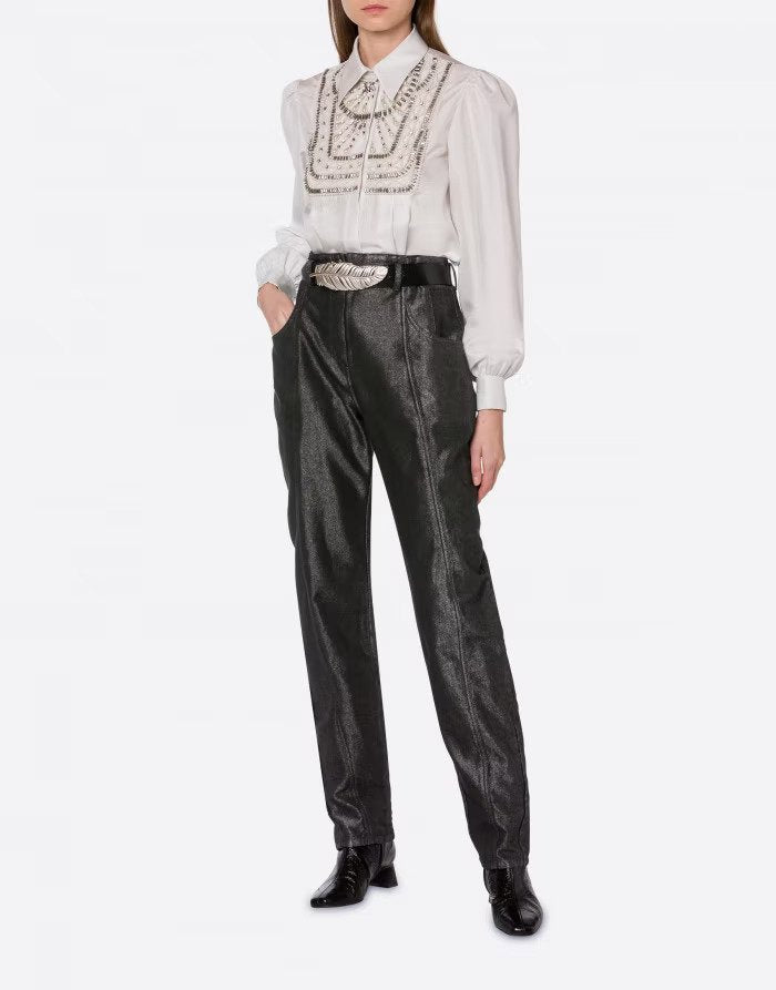 מכנסי ג'ינס מטאליים בגזרת רכיבה הרכב: 65% כותנה, 23% ויסקוזה, 12% פוליאסטרהדוגמנית לובשת מידה 40 איטלקית