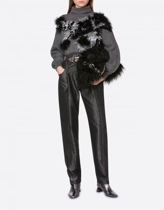 מכנסי ג'ינס מטאליים בגזרת רכיבה הרכב: 65% כותנה, 23% ויסקוזה, 12% פוליאסטרהדוגמנית לובשת מידה 40 איטלקית