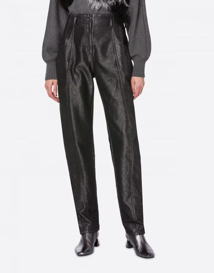 מכנסי ג'ינס מטאליים בגזרת רכיבה הרכב: 65% כותנה, 23% ויסקוזה, 12% פוליאסטרהדוגמנית לובשת מידה 40 איטלקית