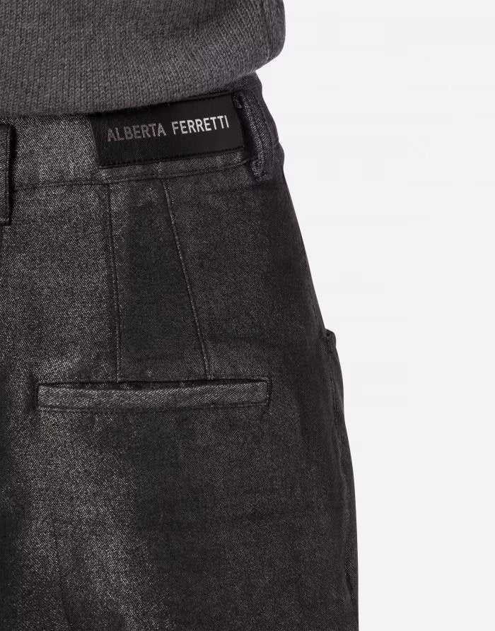 מכנסי ג'ינס מטאליים בגזרת רכיבה הרכב: 65% כותנה, 23% ויסקוזה, 12% פוליאסטרהדוגמנית לובשת מידה 40 איטלקית