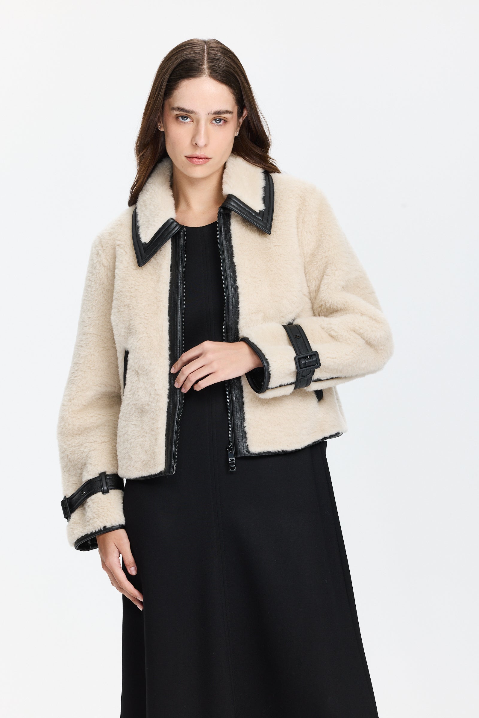 ז’קט פרווה מלאכותית רך עם צווארון קלאסי וריפוד דמוי עורשני כיסים צדדיים ורצועות דקורטיביות עם אבזם בשרווליםהרכב בד: 100% פוליאסטרהדוגמנית בגובה 1.79 ולובשת מידה 3 של מארק קיין