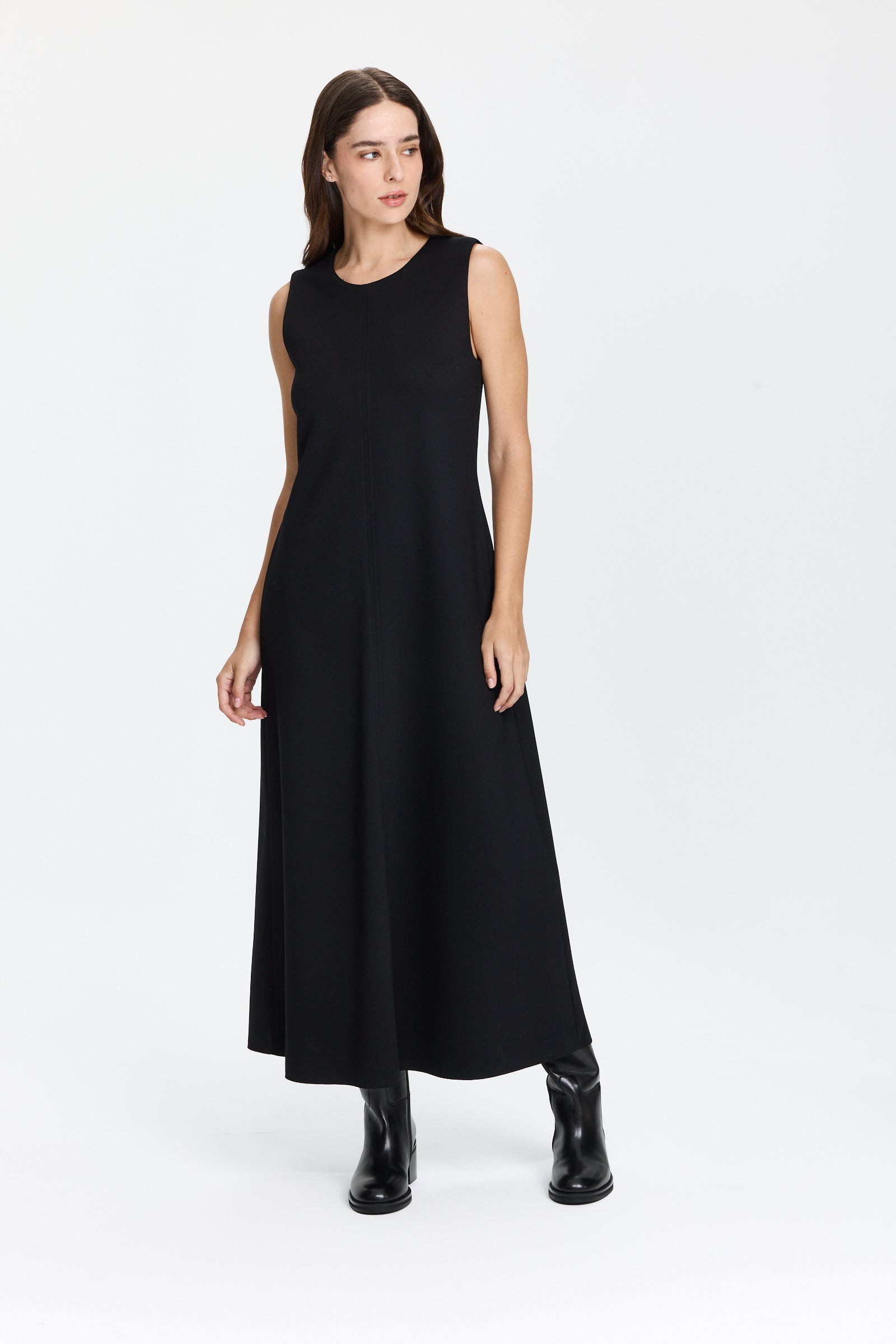 שמלה שחורה בגזרה מתרחבת מבד מחוייטהדוגמנית בגובה 1.75 ולובשת מידה 42 של RIANI