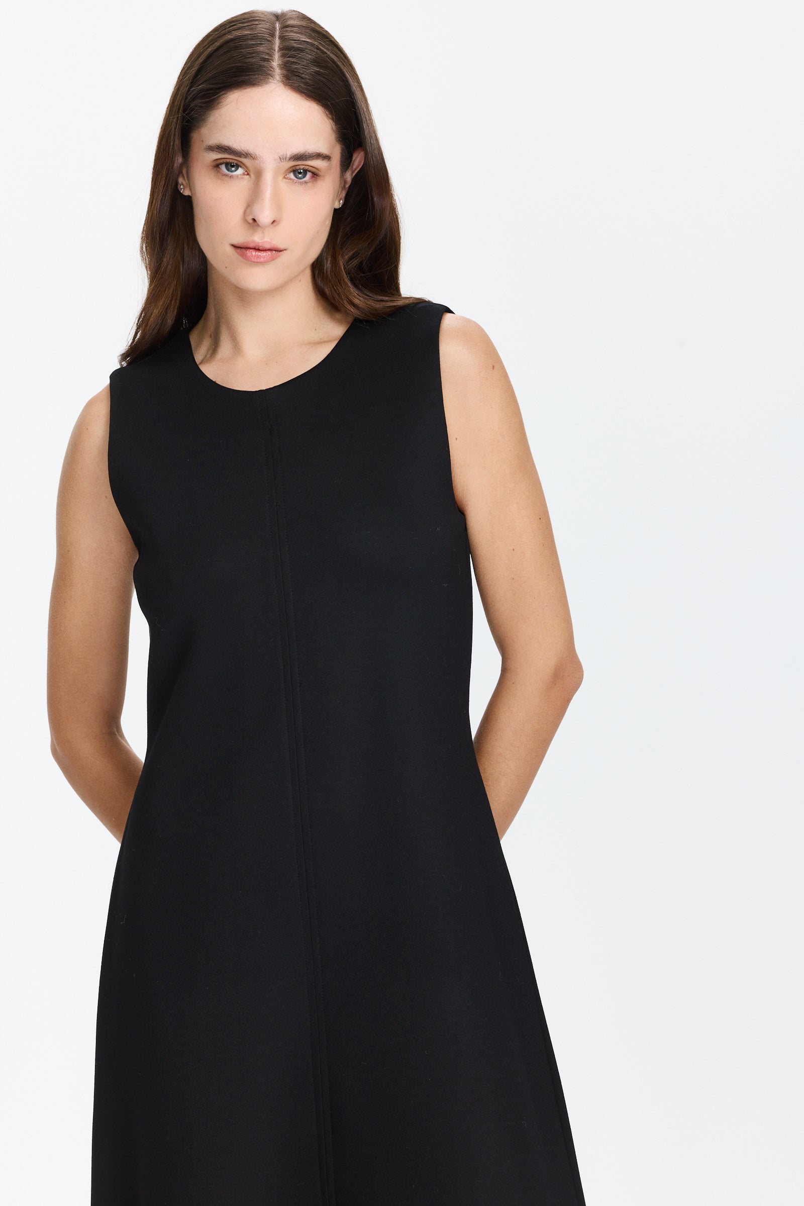 שמלה שחורה בגזרה מתרחבת מבד מחוייטהדוגמנית בגובה 1.75 ולובשת מידה 42 של RIANI