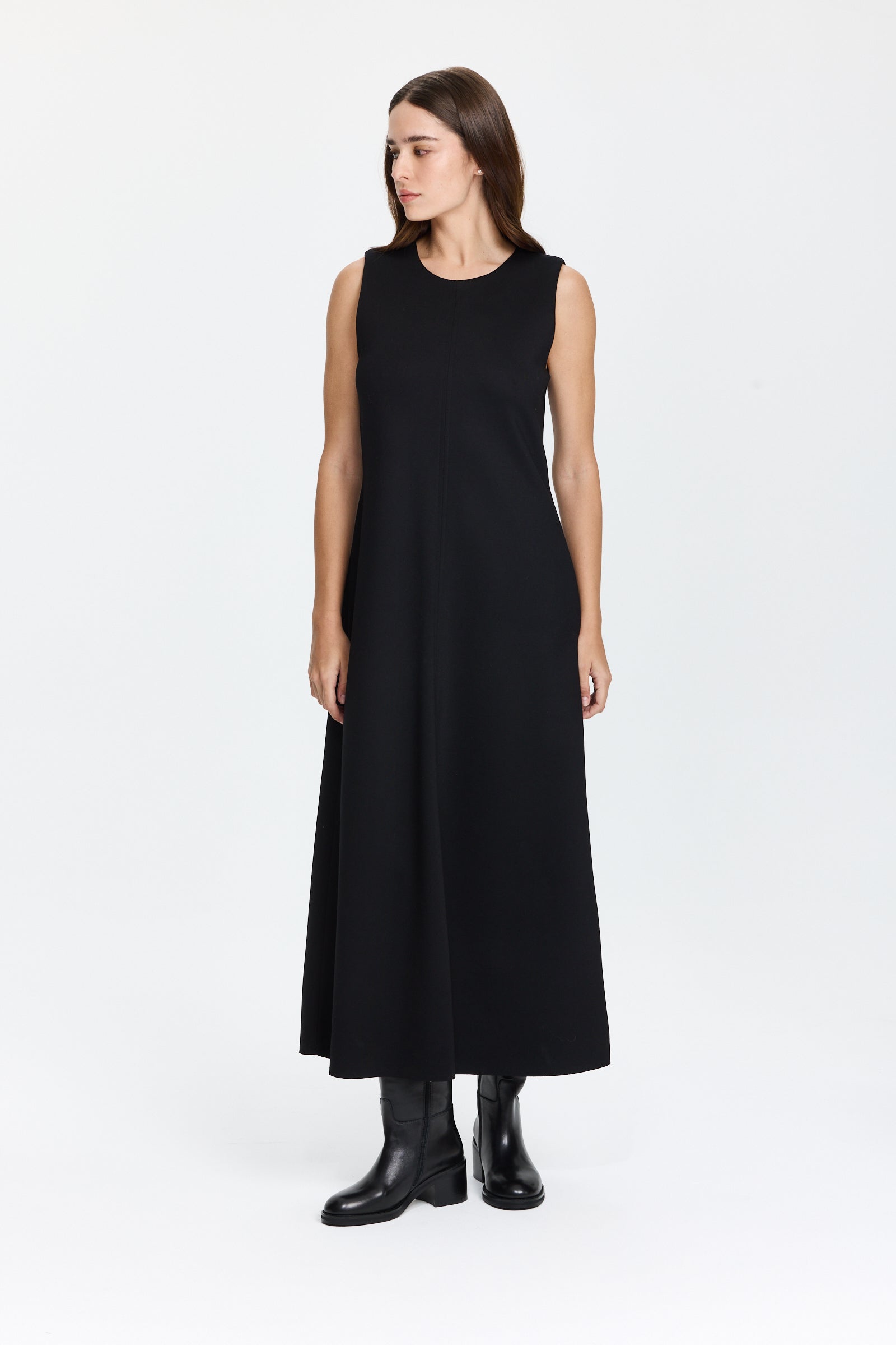 שמלה שחורה בגזרה מתרחבת מבד מחוייטהדוגמנית בגובה 1.75 ולובשת מידה 42 של RIANI