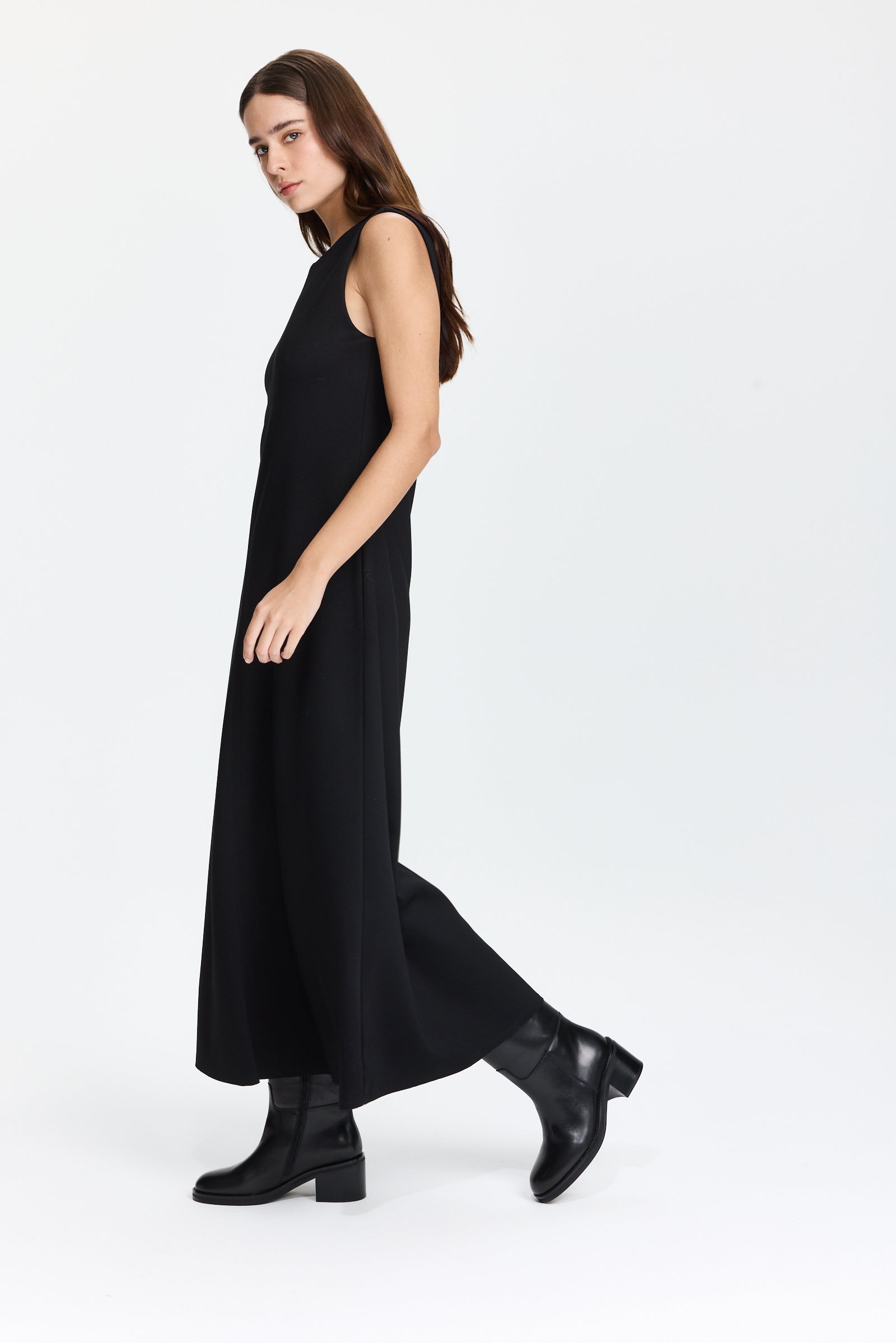 שמלה שחורה בגזרה מתרחבת מבד מחוייטהדוגמנית בגובה 1.75 ולובשת מידה 42 של RIANI